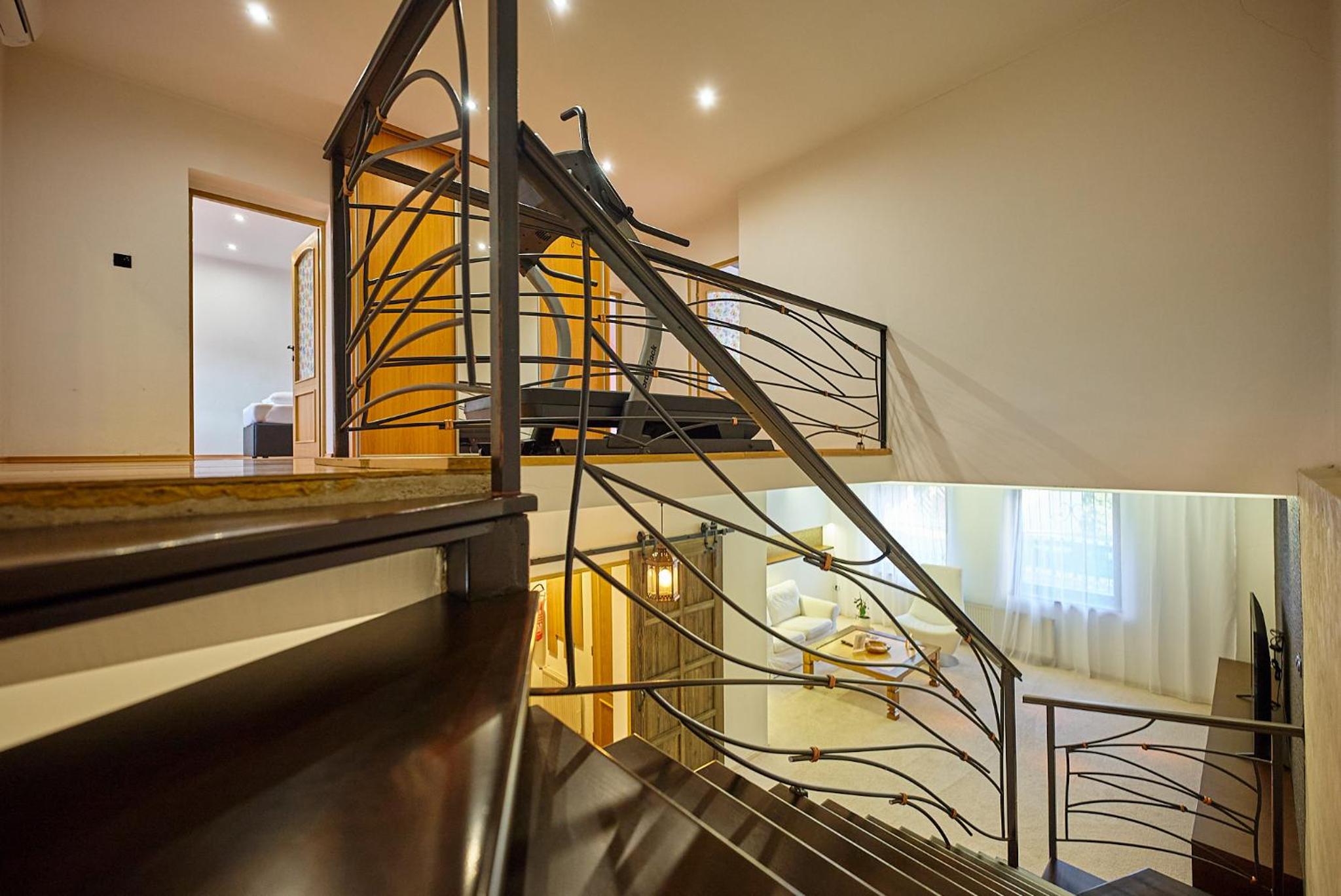 Studio - Split Level - Photo 7