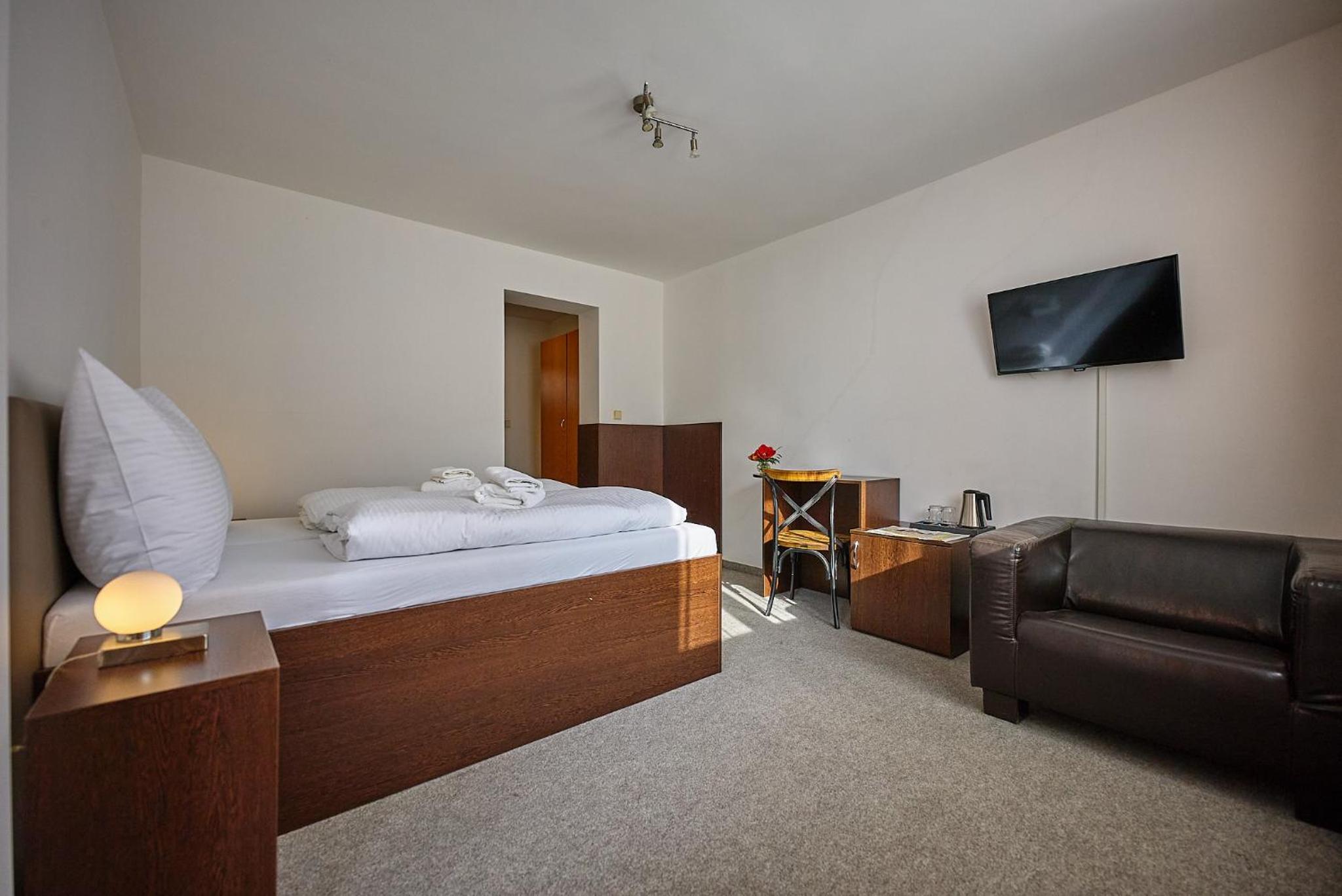 Twin Room with Balcony - Photo 4