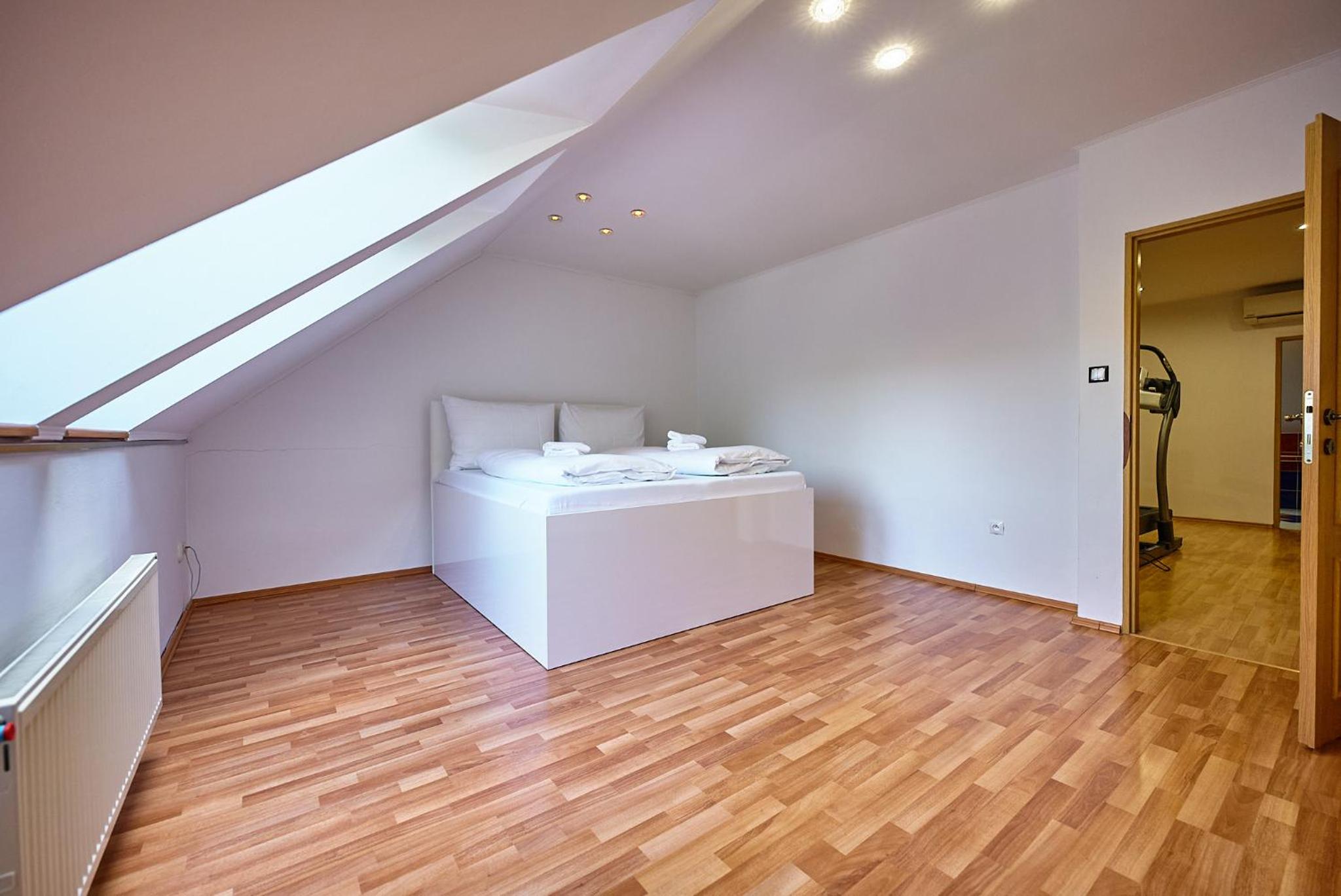 Studio - Split Level - Photo 14