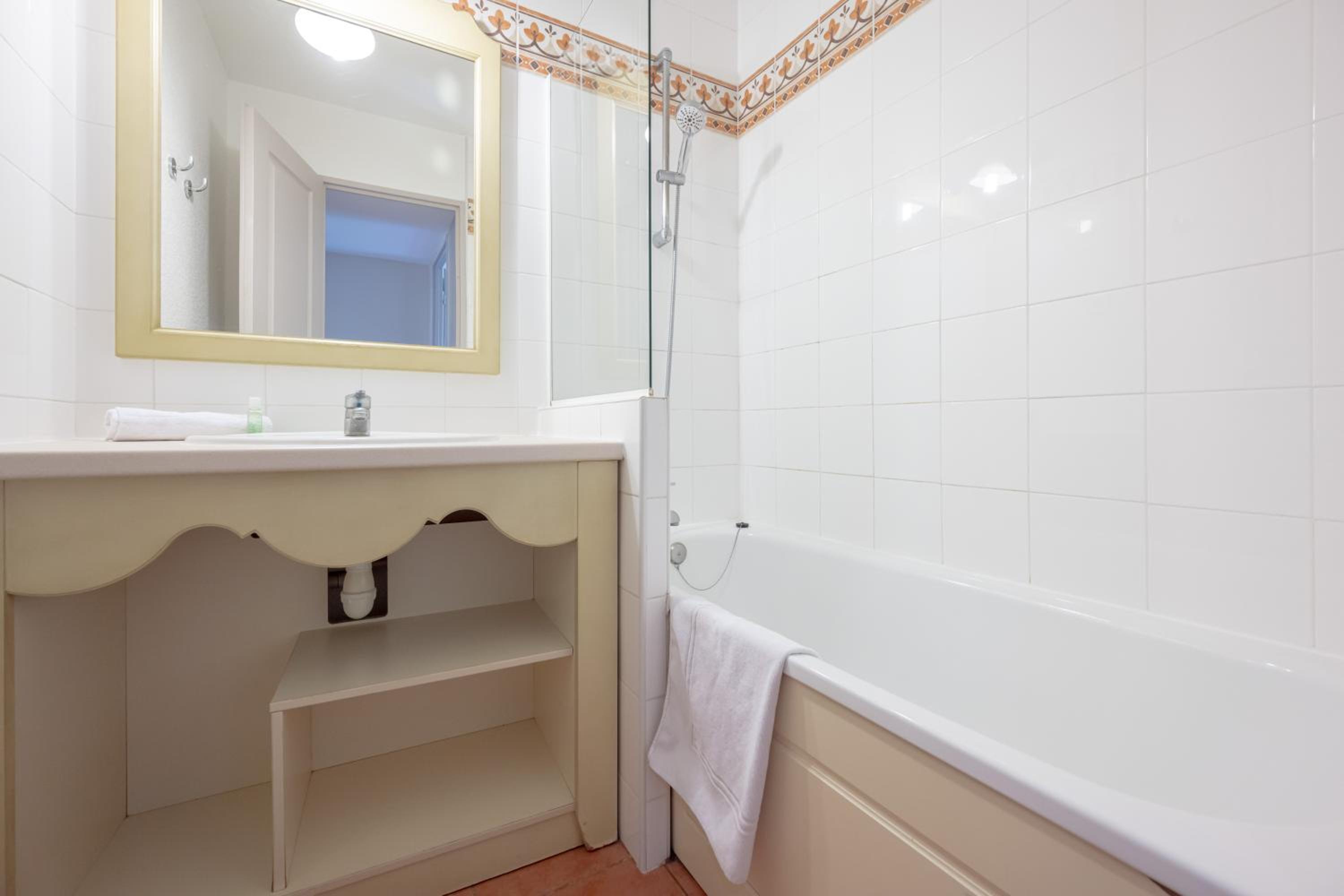 Superior One-Bedroom Apartment with Terrace or Balcony (5 People) - River View - Photo 4
