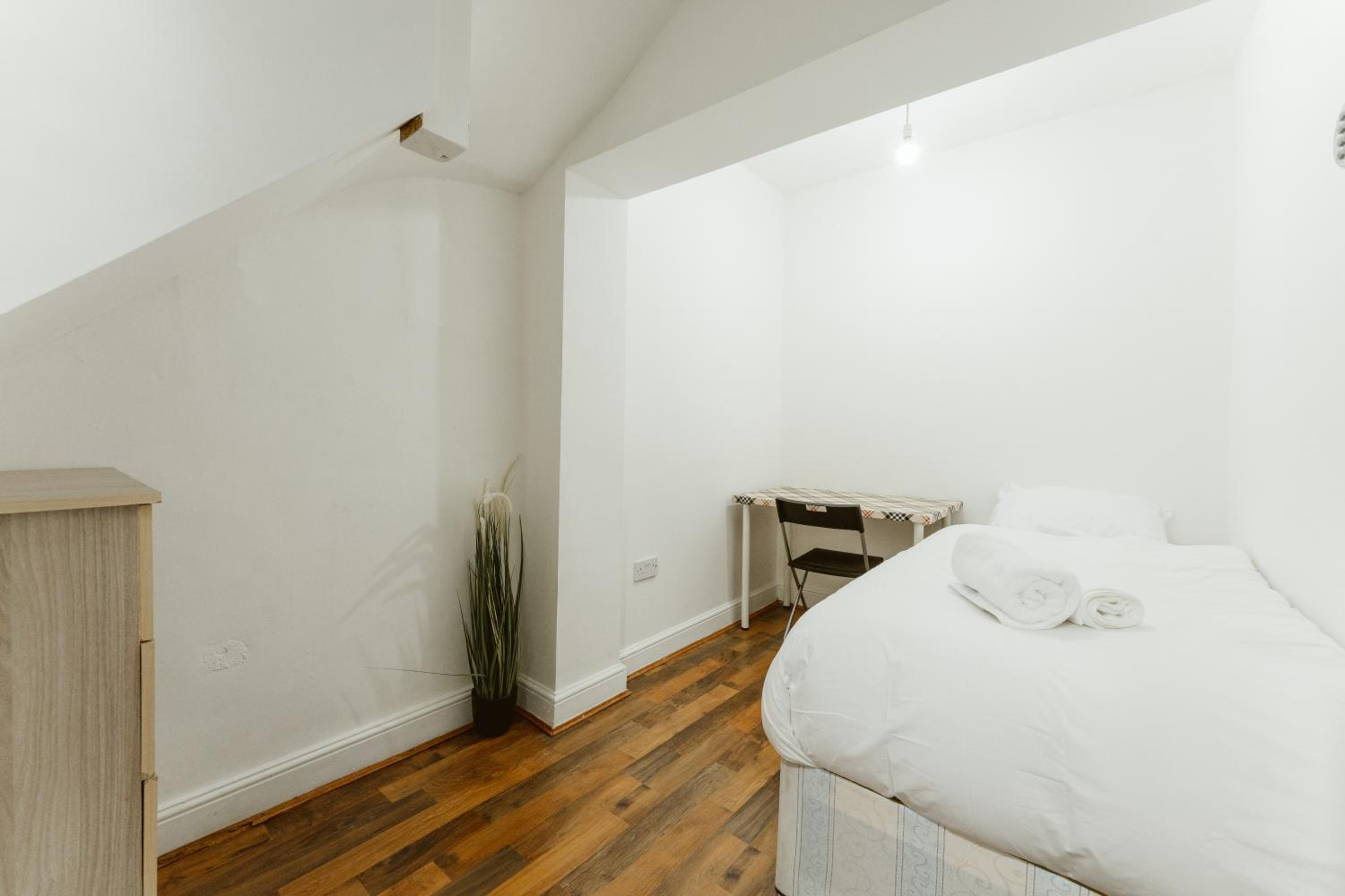 Single Room with Shared Bathroom photo 3