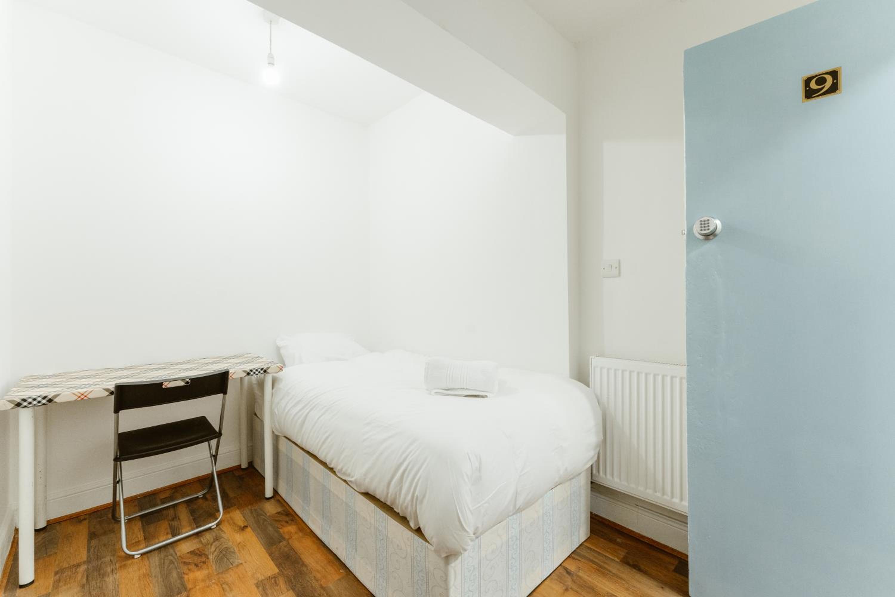 Single Room with Shared Bathroom photo 2