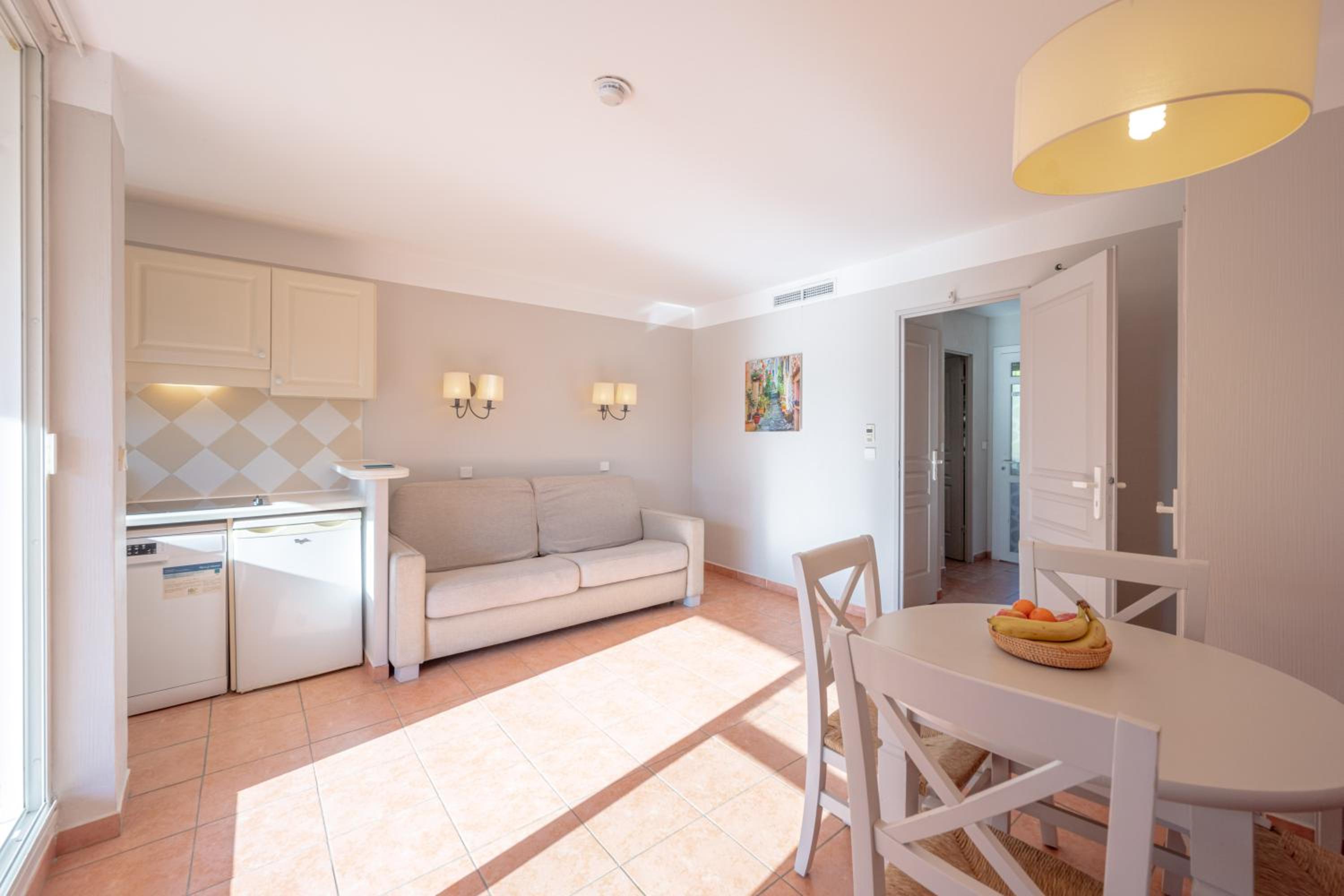 Superior One-Bedroom Apartment with Terrace or Balcony (5 People)
