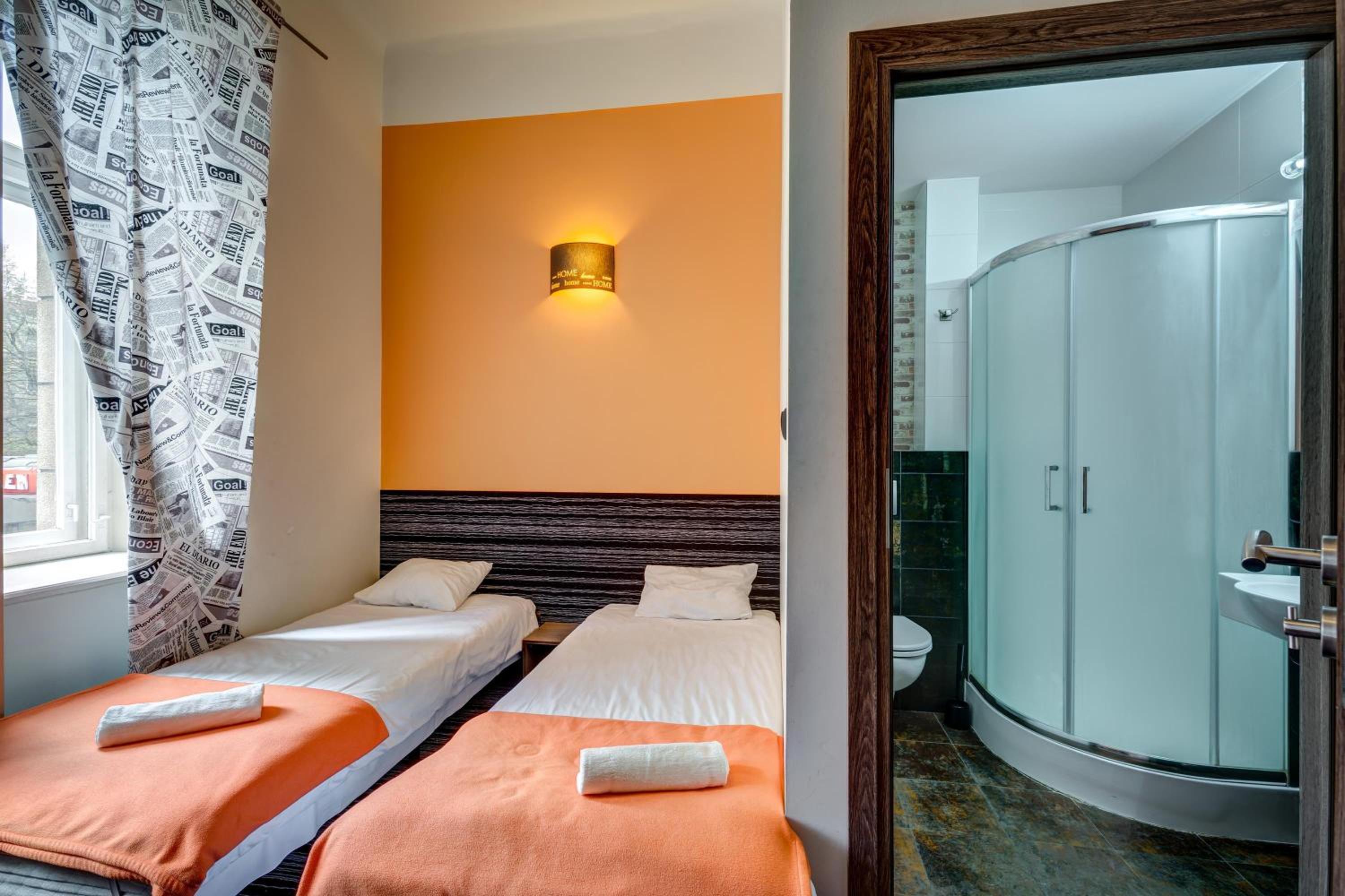 Twin Room with Private Bathroom - Photo 6