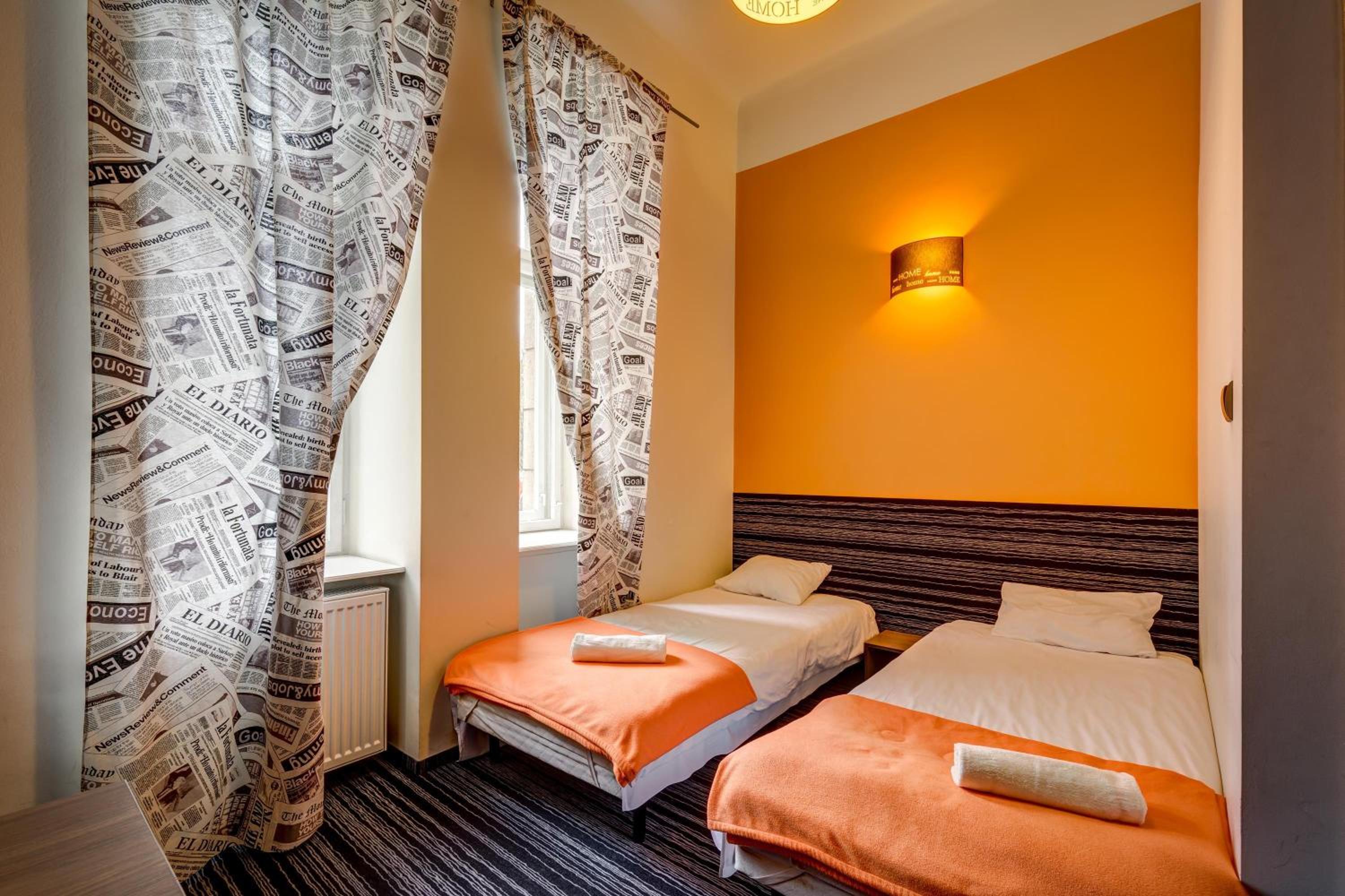 Twin Room with Private Bathroom - Photo 5