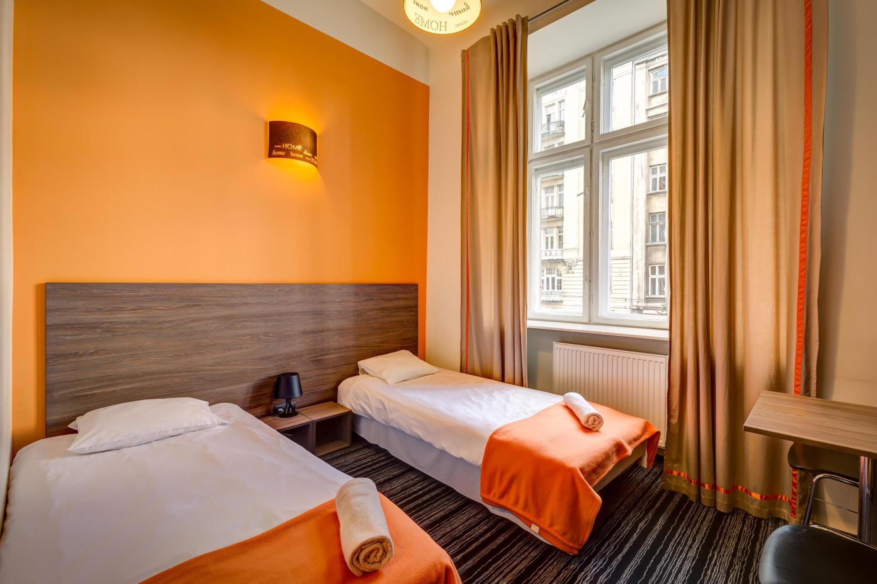 Twin Room with Private Bathroom - Photo 4