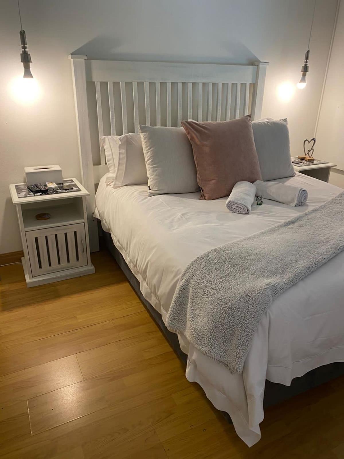 Double Room with Private Bathroom - Photo 10