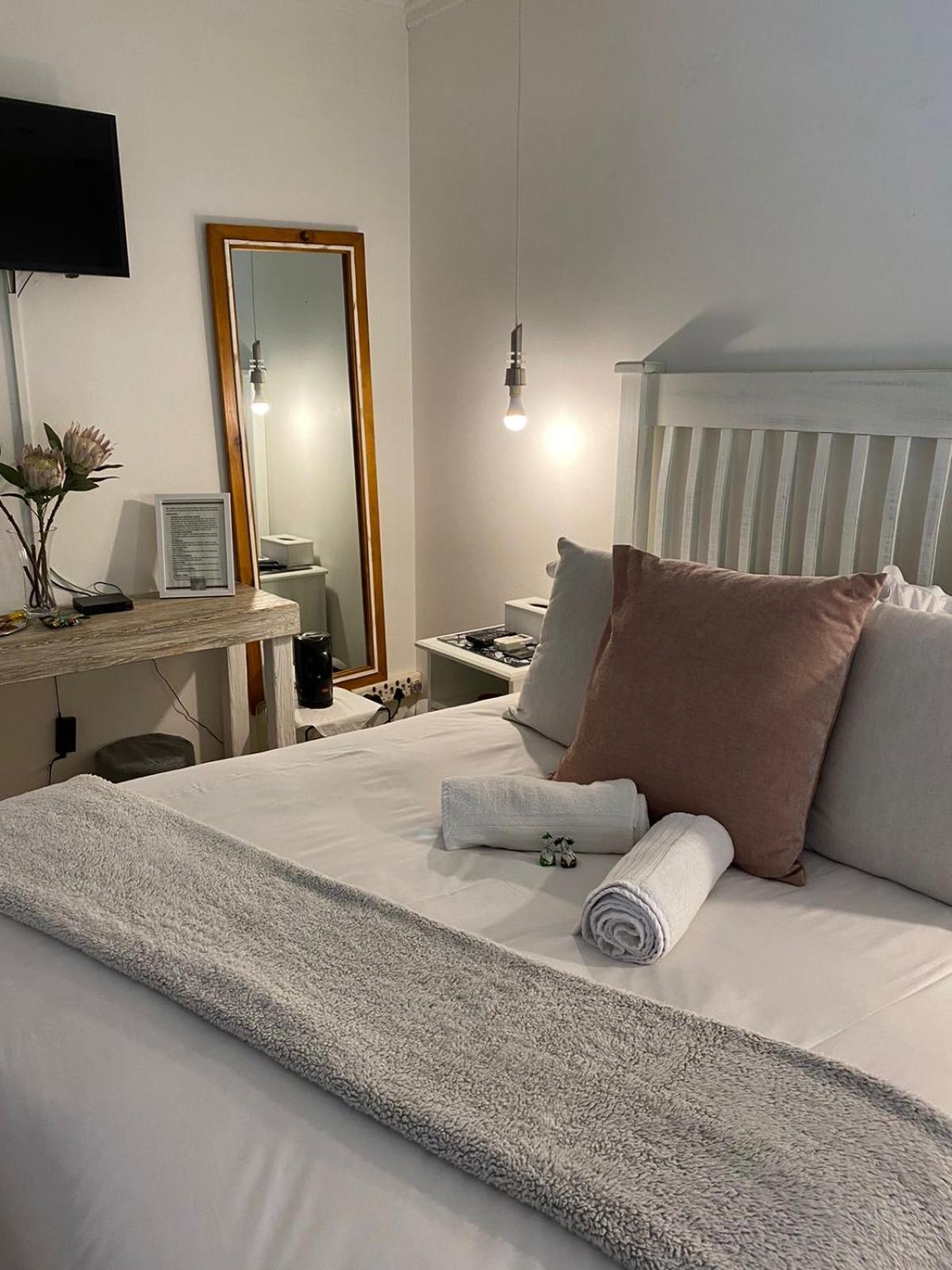 Double Room with Private Bathroom - Photo 11