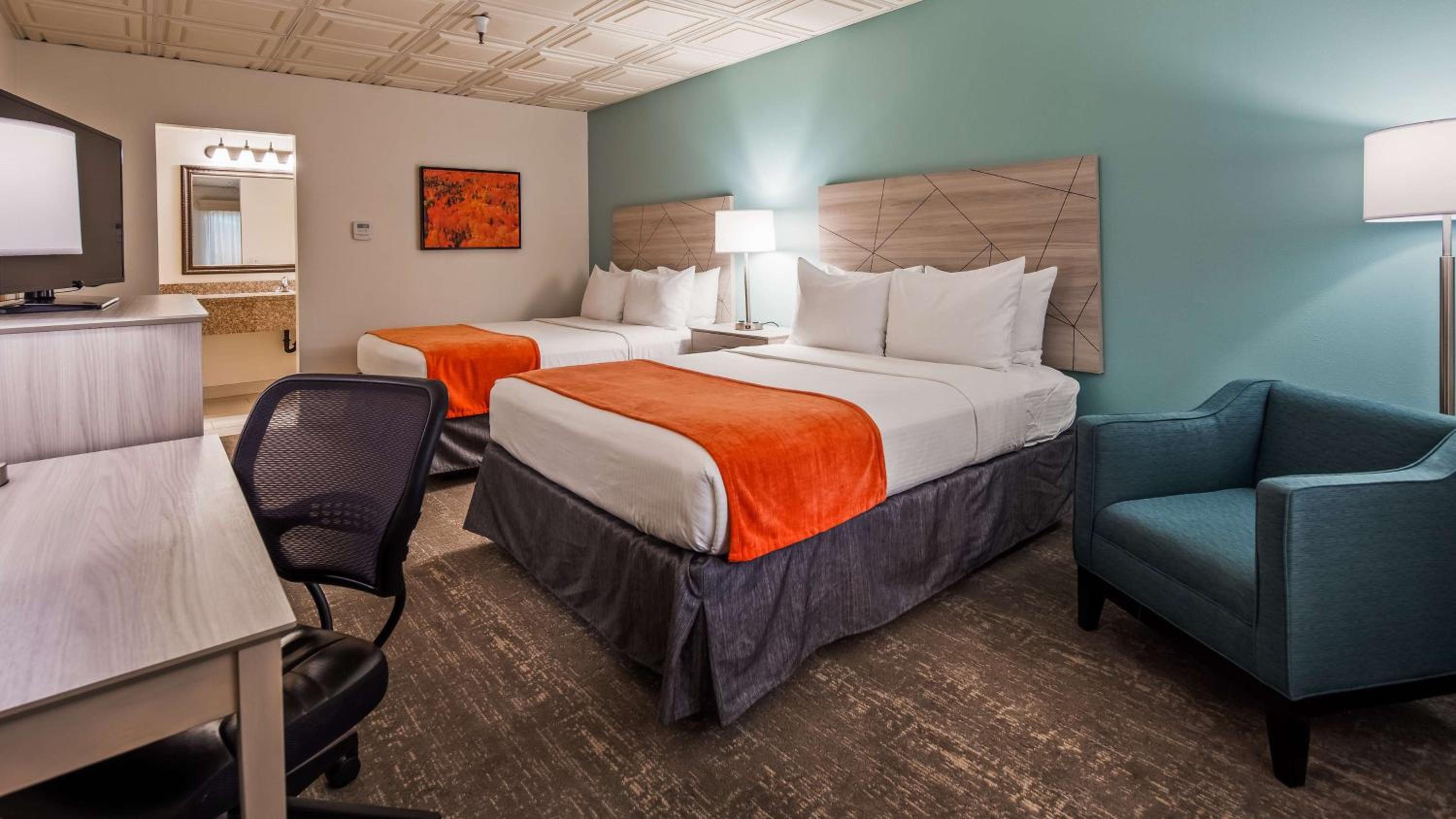 Queen Room with Two Queen Beds - Non-Smoking photo 1