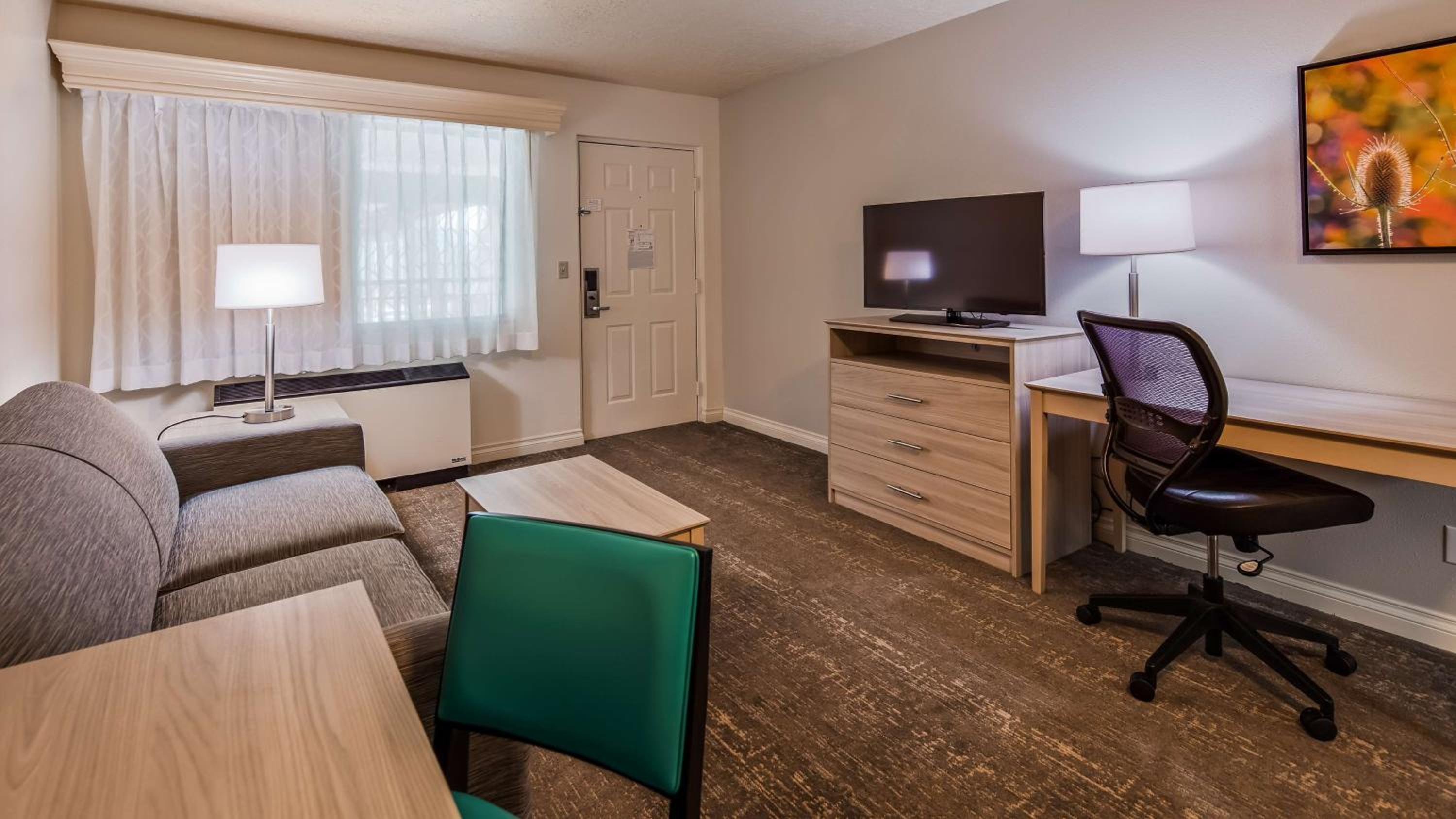 Business Plus King Suite - Non-Smoking photo 2