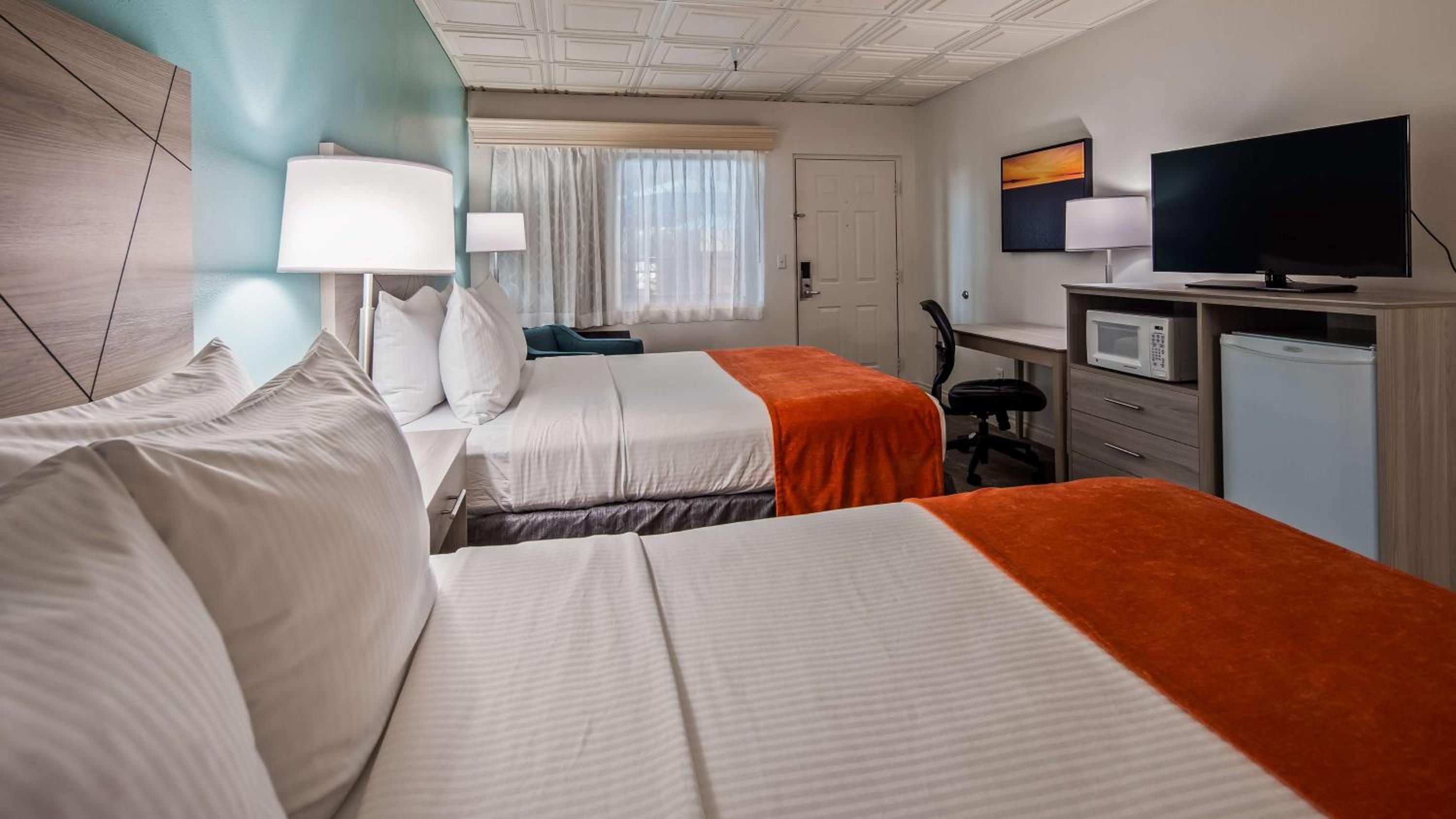 Queen Room with Two Queen Beds - Non-Smoking photo 2