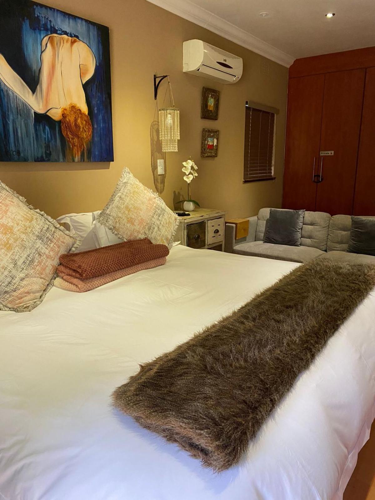 Queen Room with Pool View - Photo 5