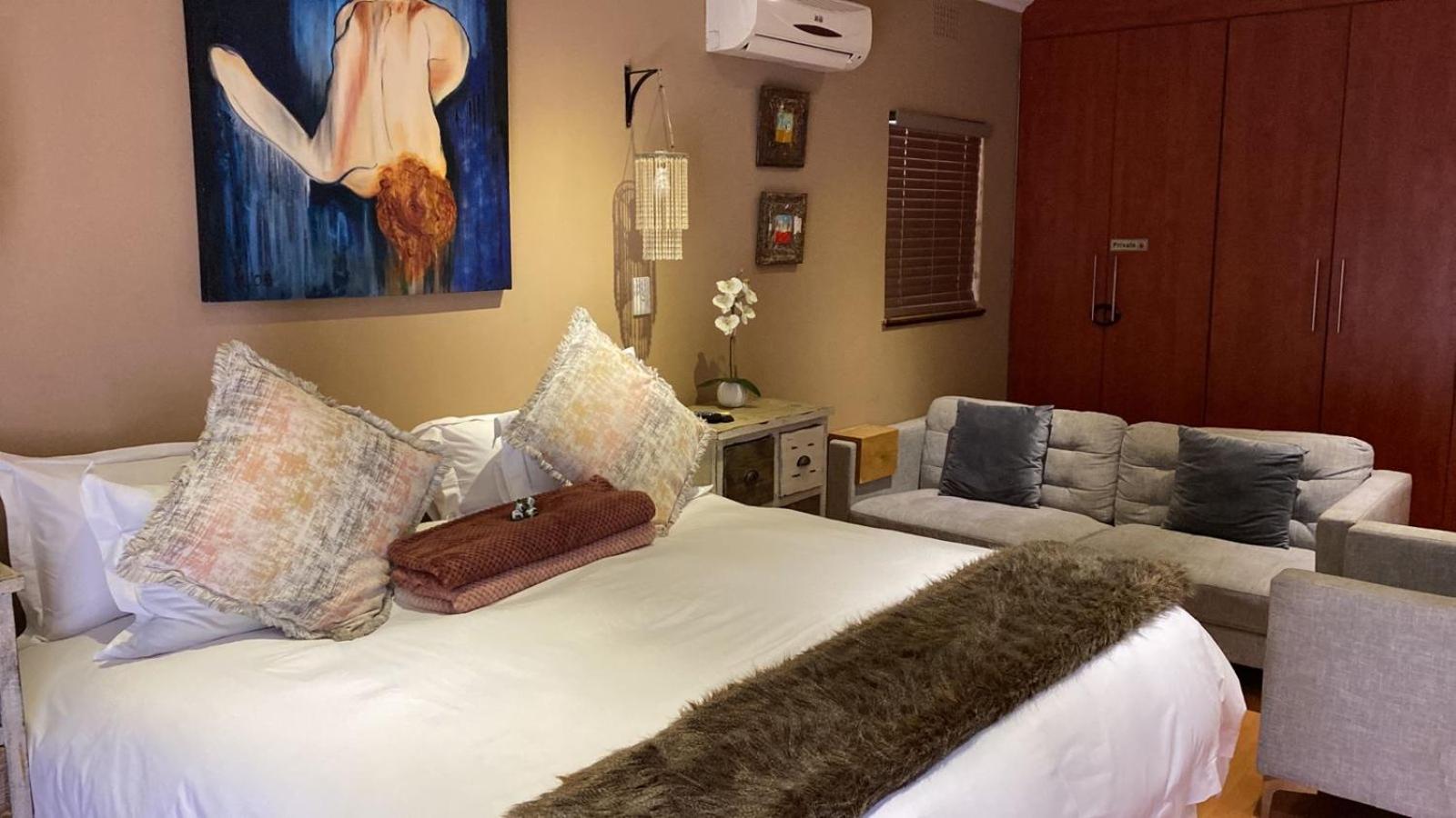 Queen Room with Pool View - Photo 19