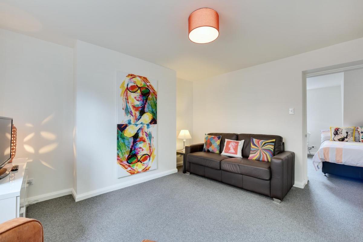 Deluxe Two-Bedroom Basement Apartment photo 3