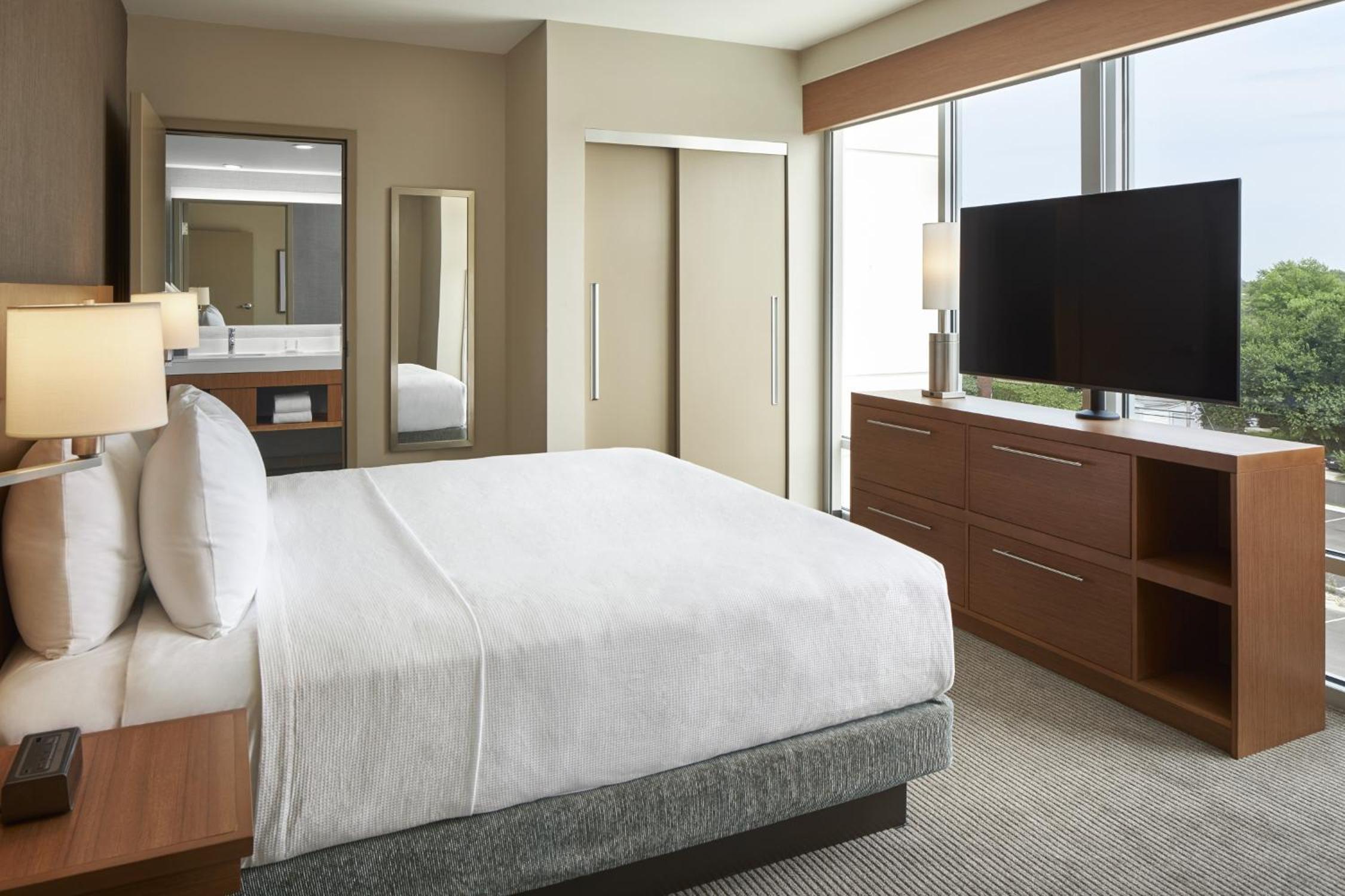 King Room with Sofa Bed - Photo 3