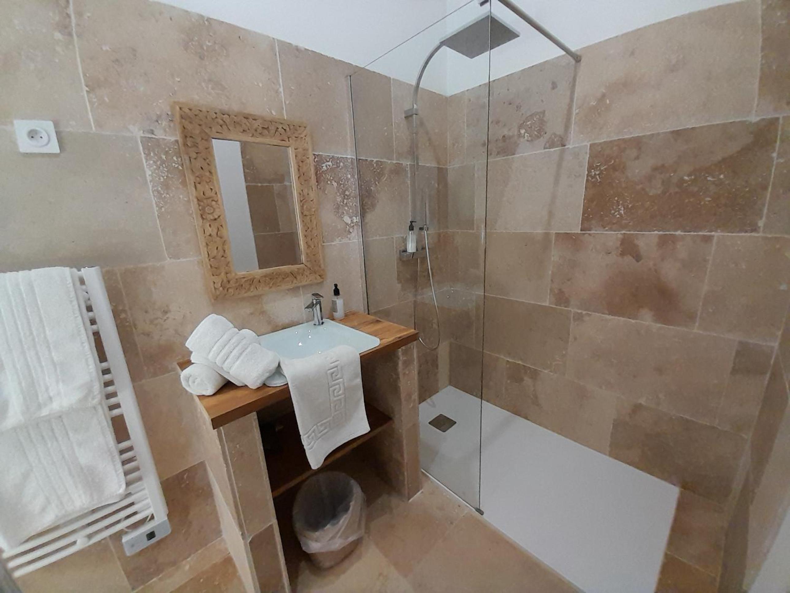 Standard Double Room - Photo 9