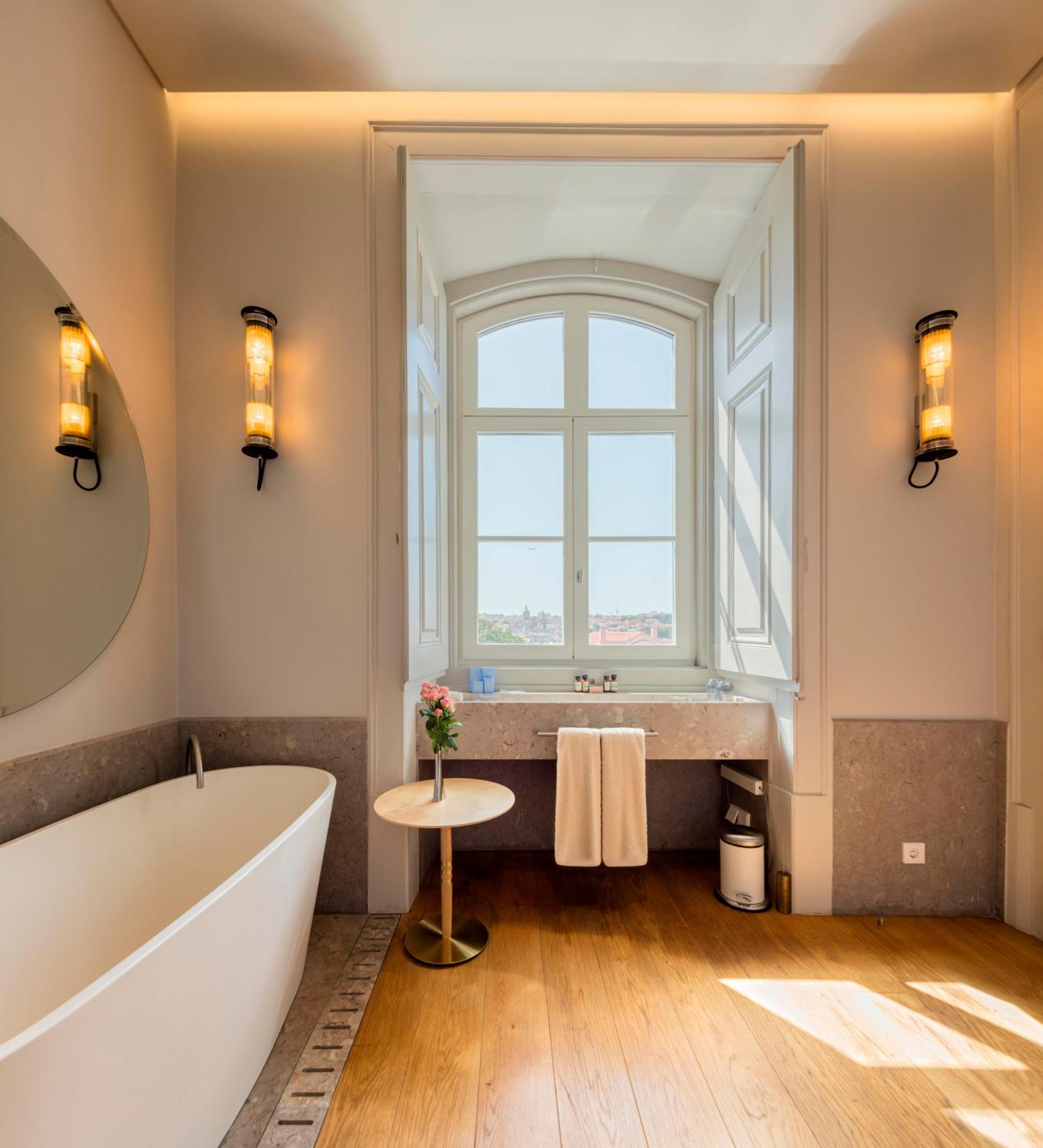 Superior Double Room with City View thumbnail 5