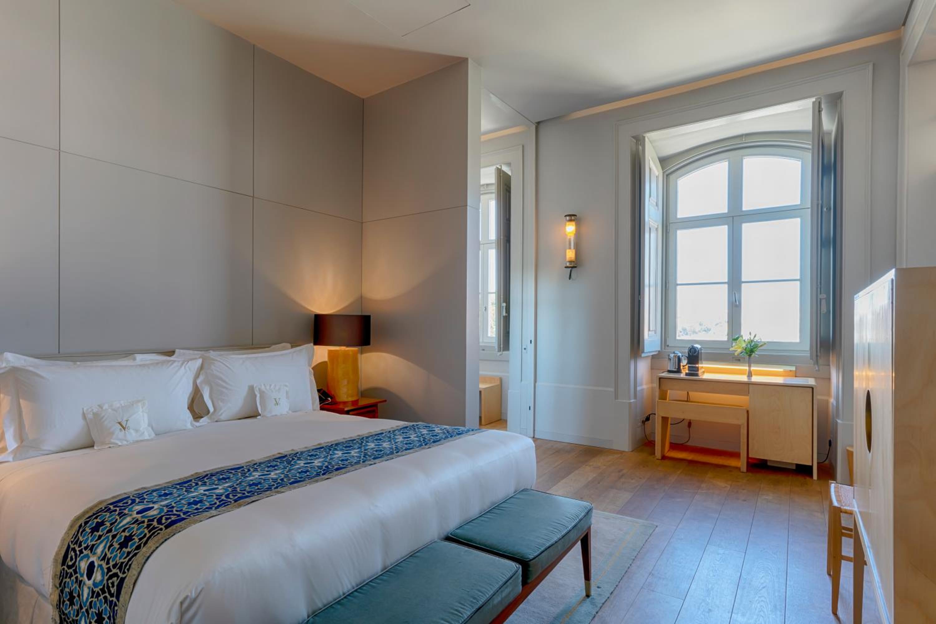 Superior Double Room with City View thumbnail 6