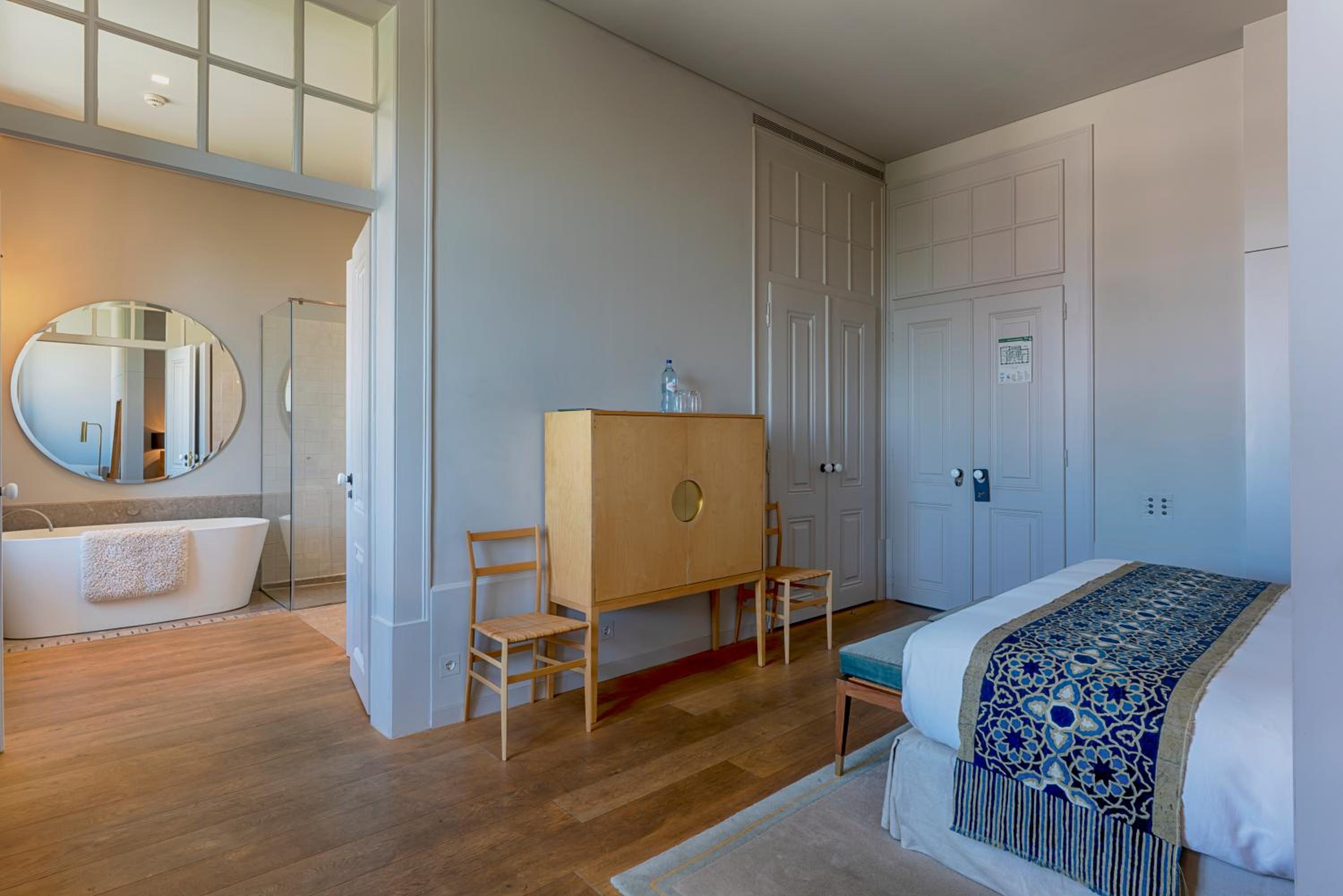 Superior Double Room with City View thumbnail 5