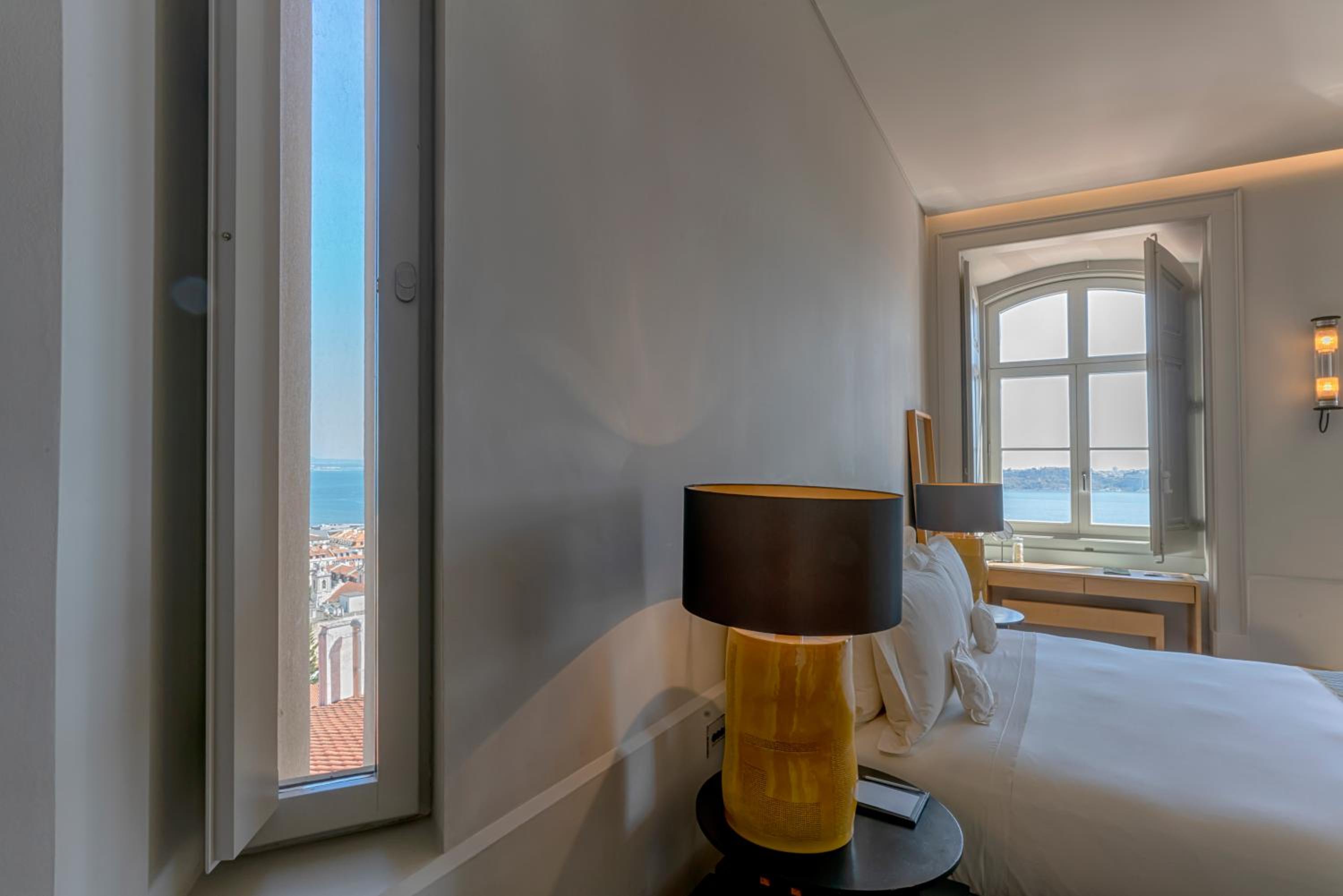 Superior Double Room with River View thumbnail 5