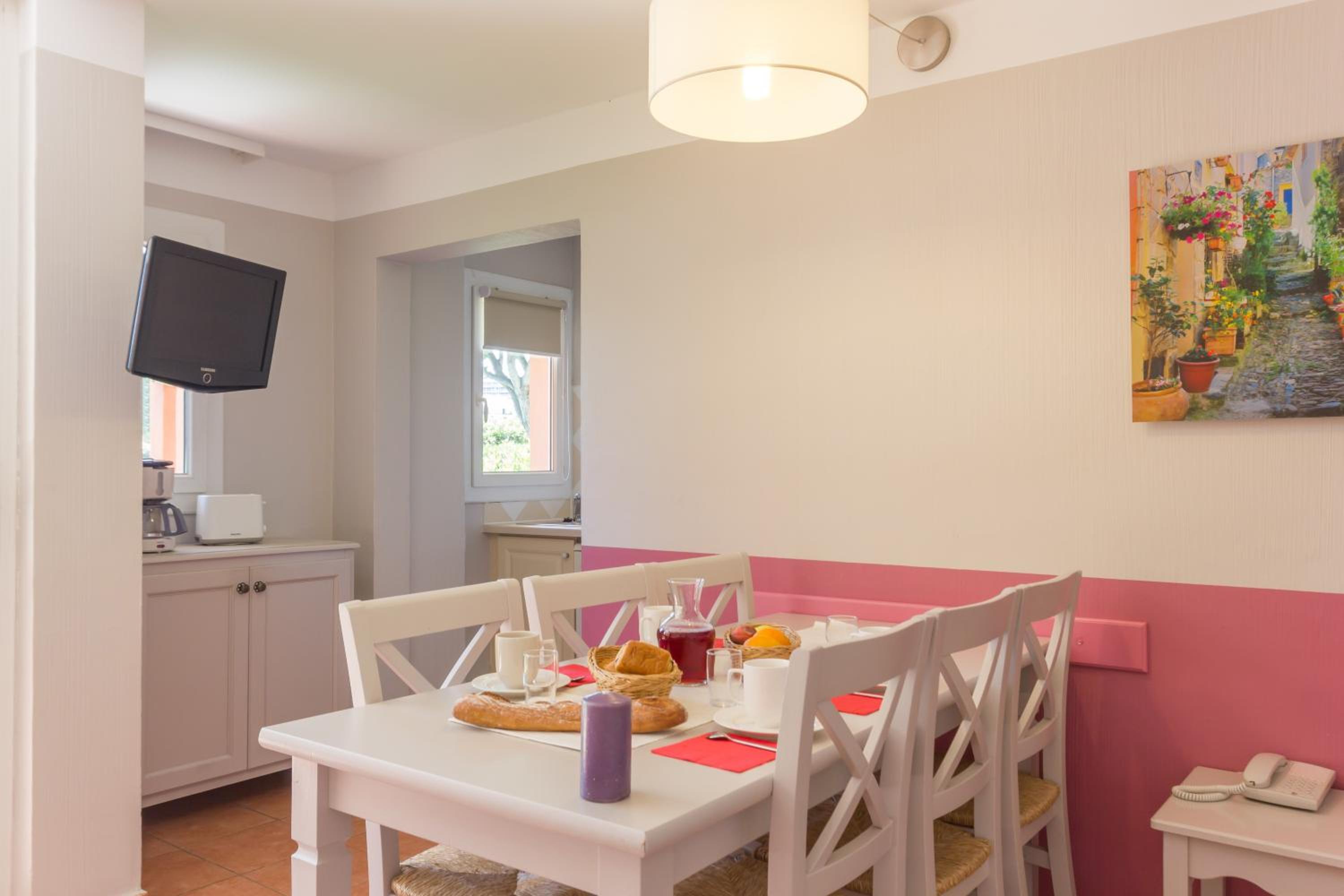 One-Bedroom Apartment with Sleeping Alcove and Terrace or Balcony (6 People) - Photo 1