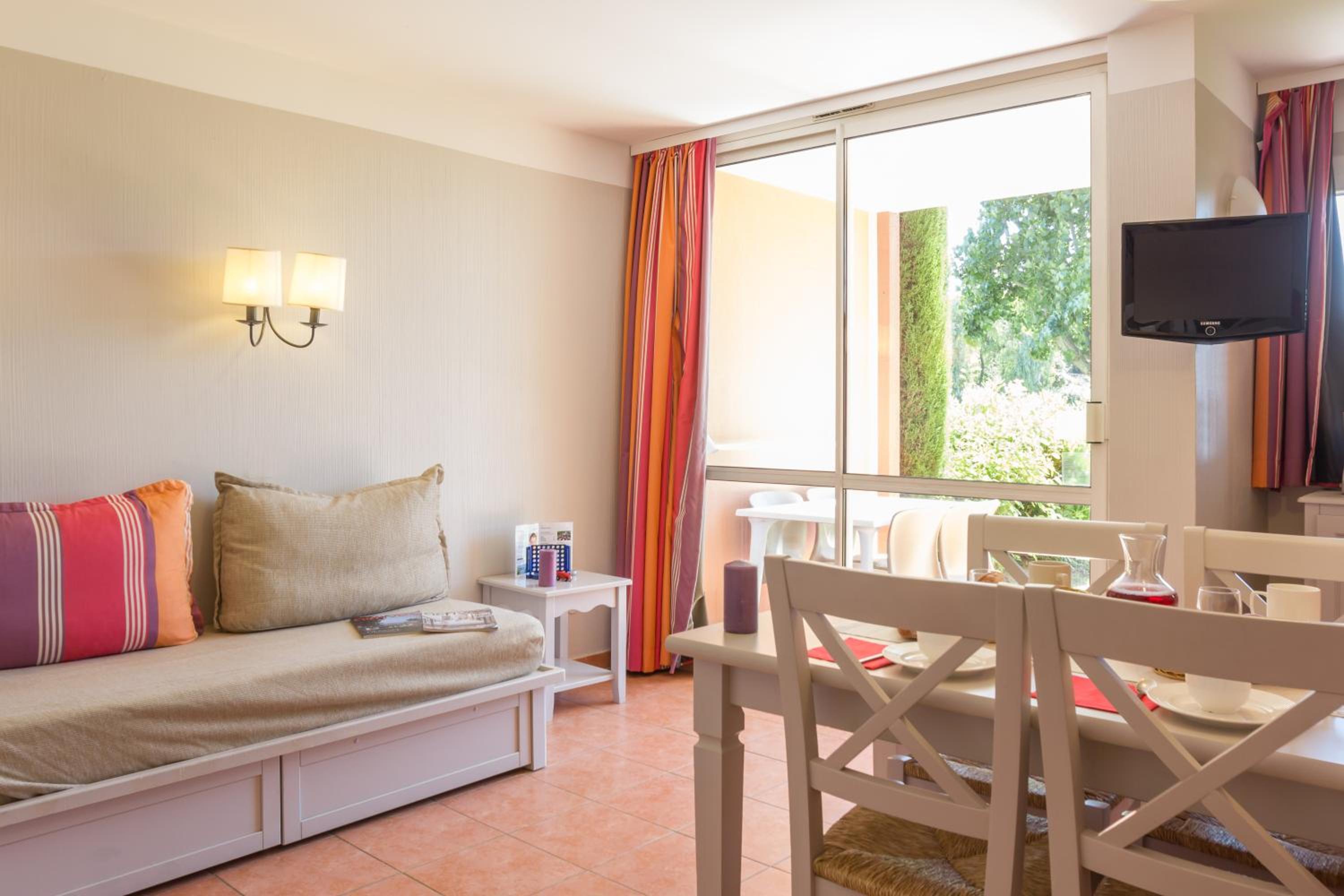 One-Bedroom Apartment with Sleeping Alcove and Terrace or Balcony (6 People) - Photo 3