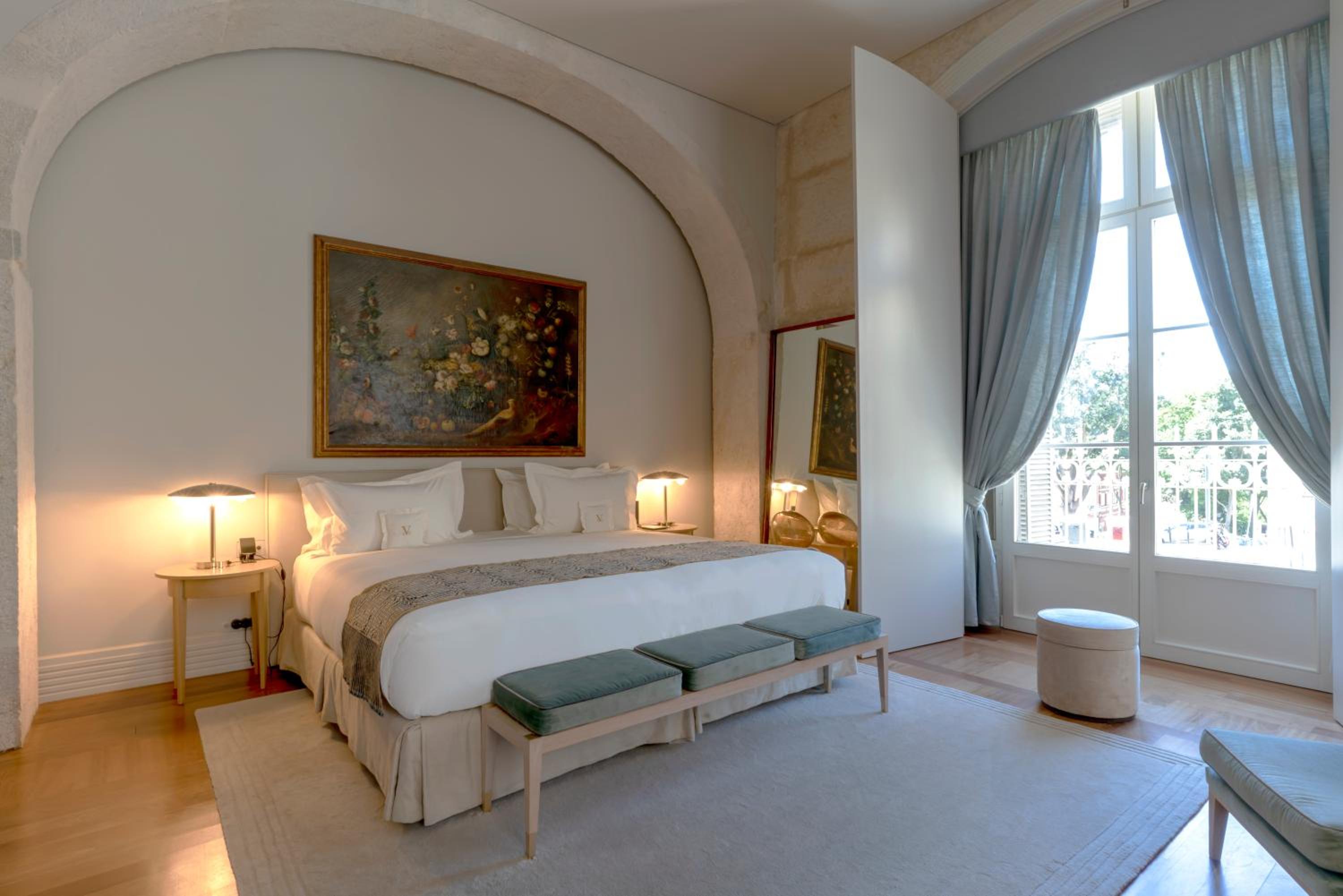 Arch Superior Room thumbnail 6