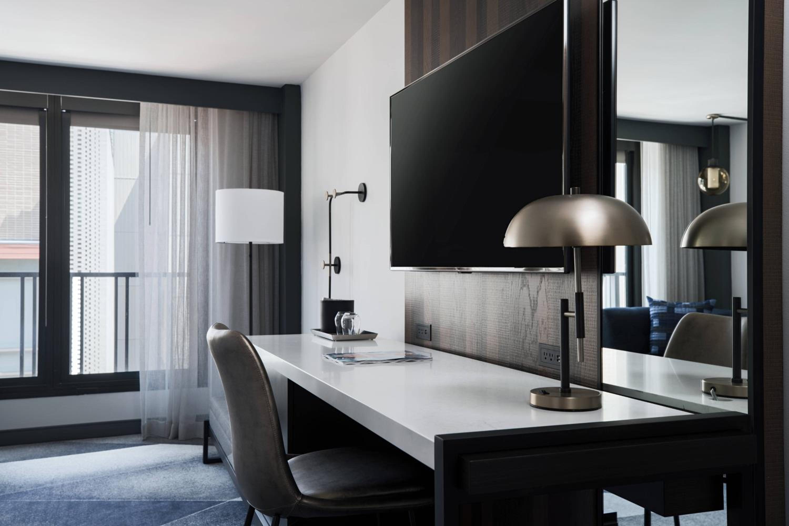 Guest Room, 1 King - Photo 4