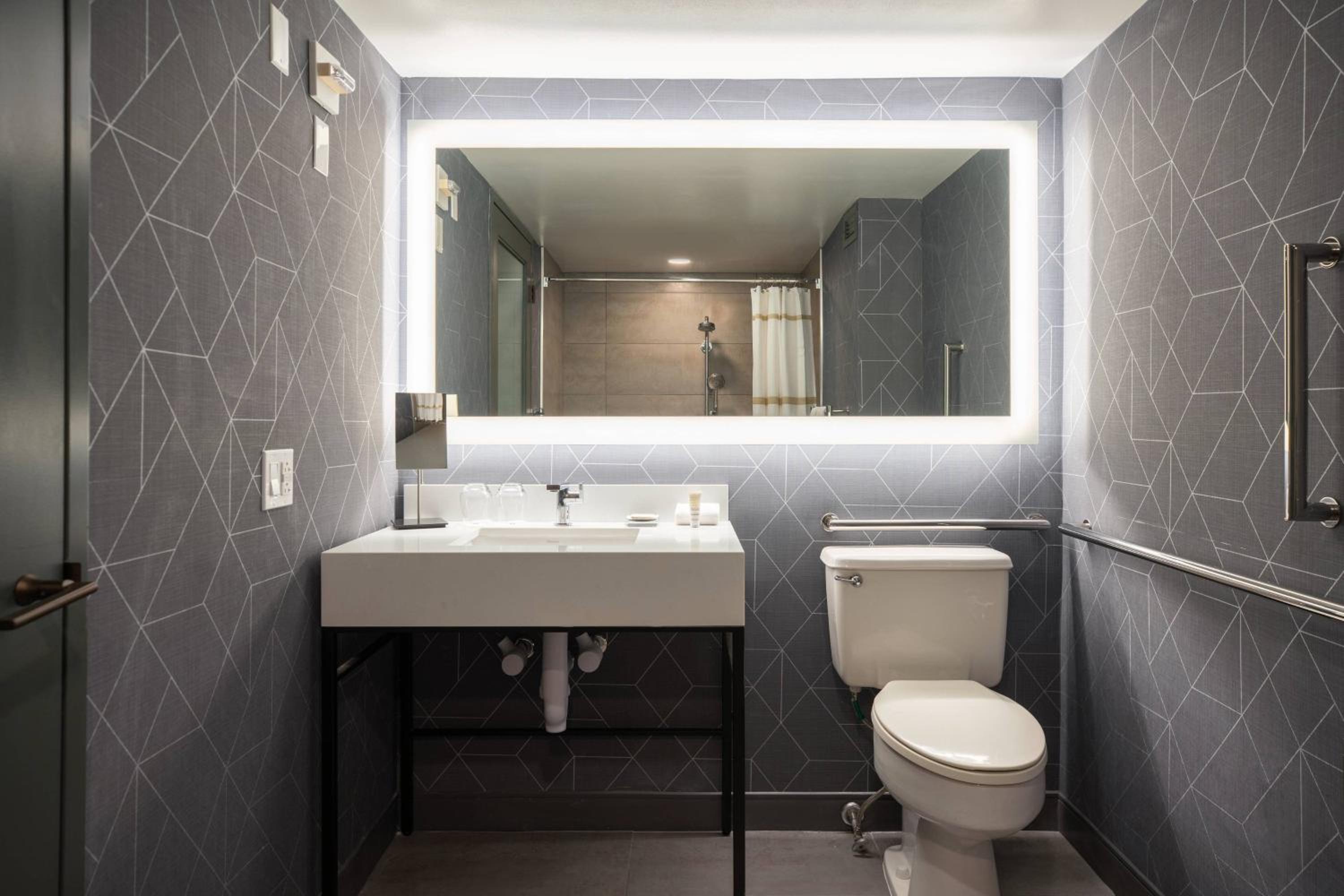 Club lounge access, Guest room, 1 King - Photo 2