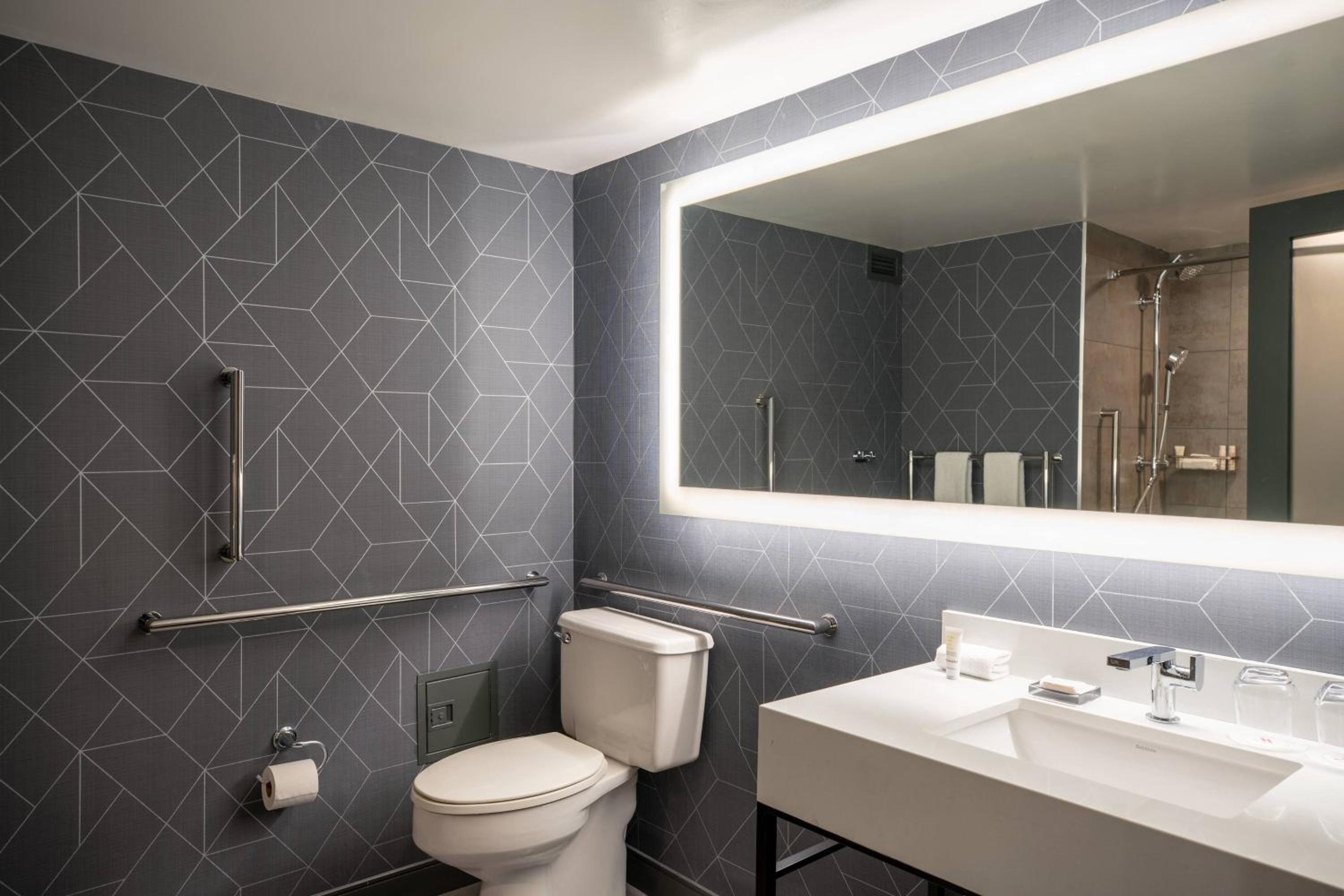 Club lounge access, Guest room, 1 King - Photo 8