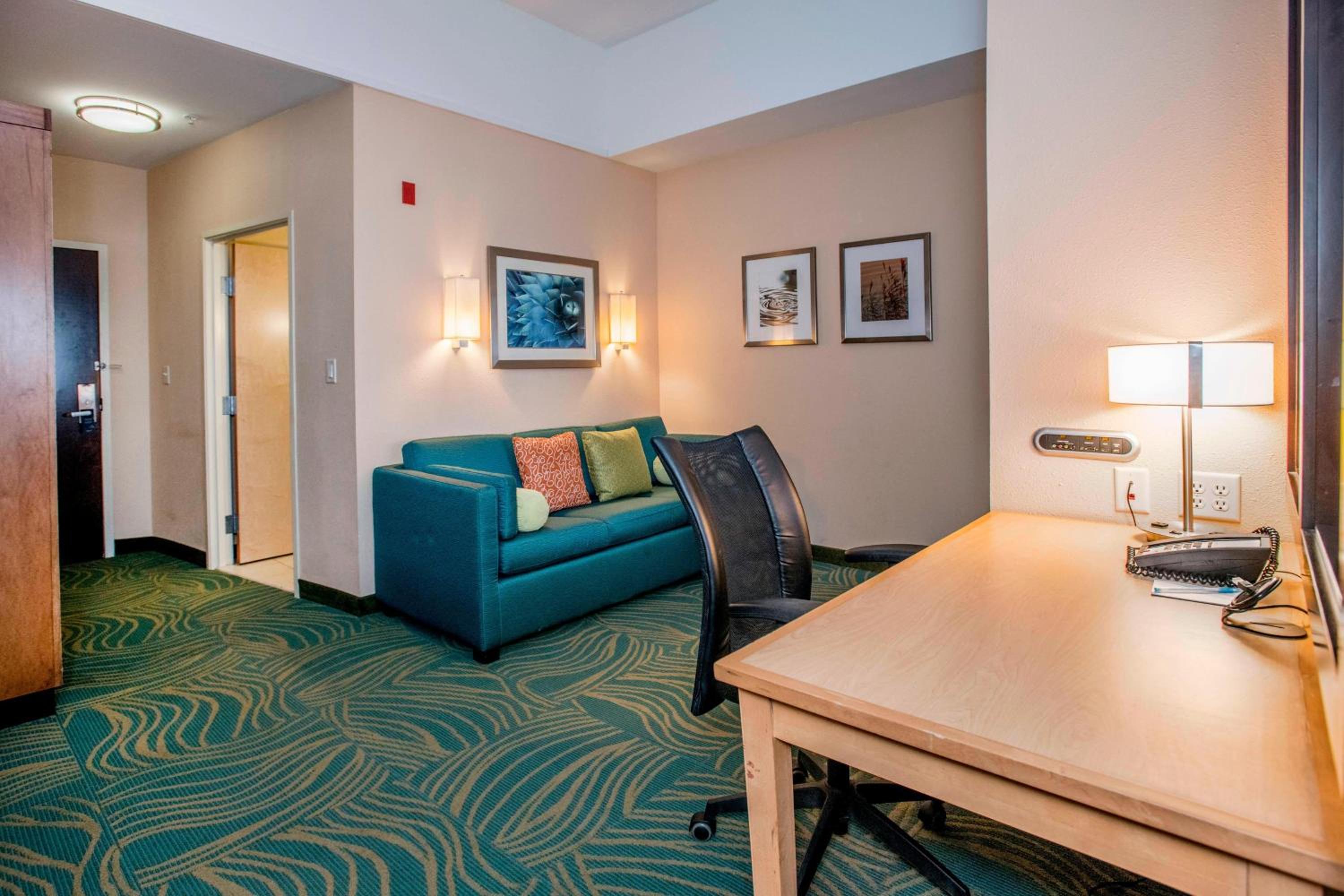 Queen Suite with Two Queen Beds - Photo 3