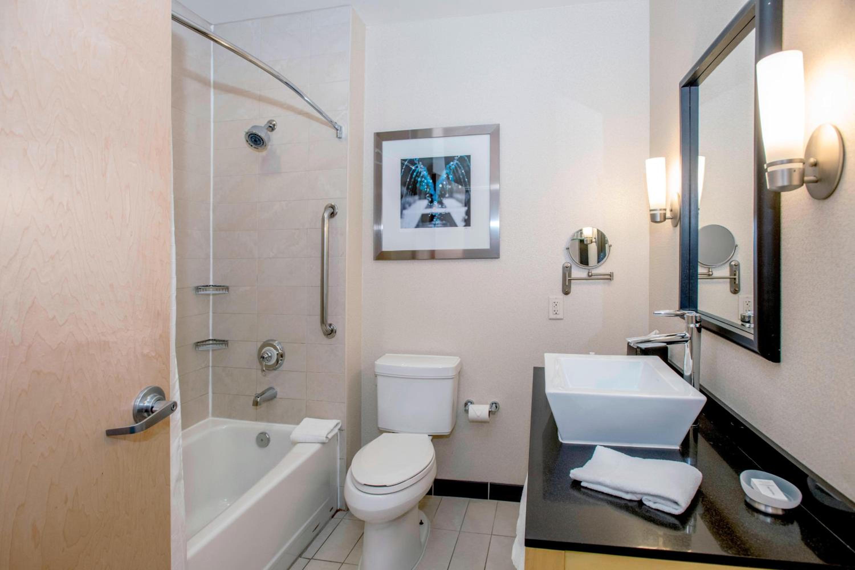 Queen Suite with Two Queen Beds - Photo 7
