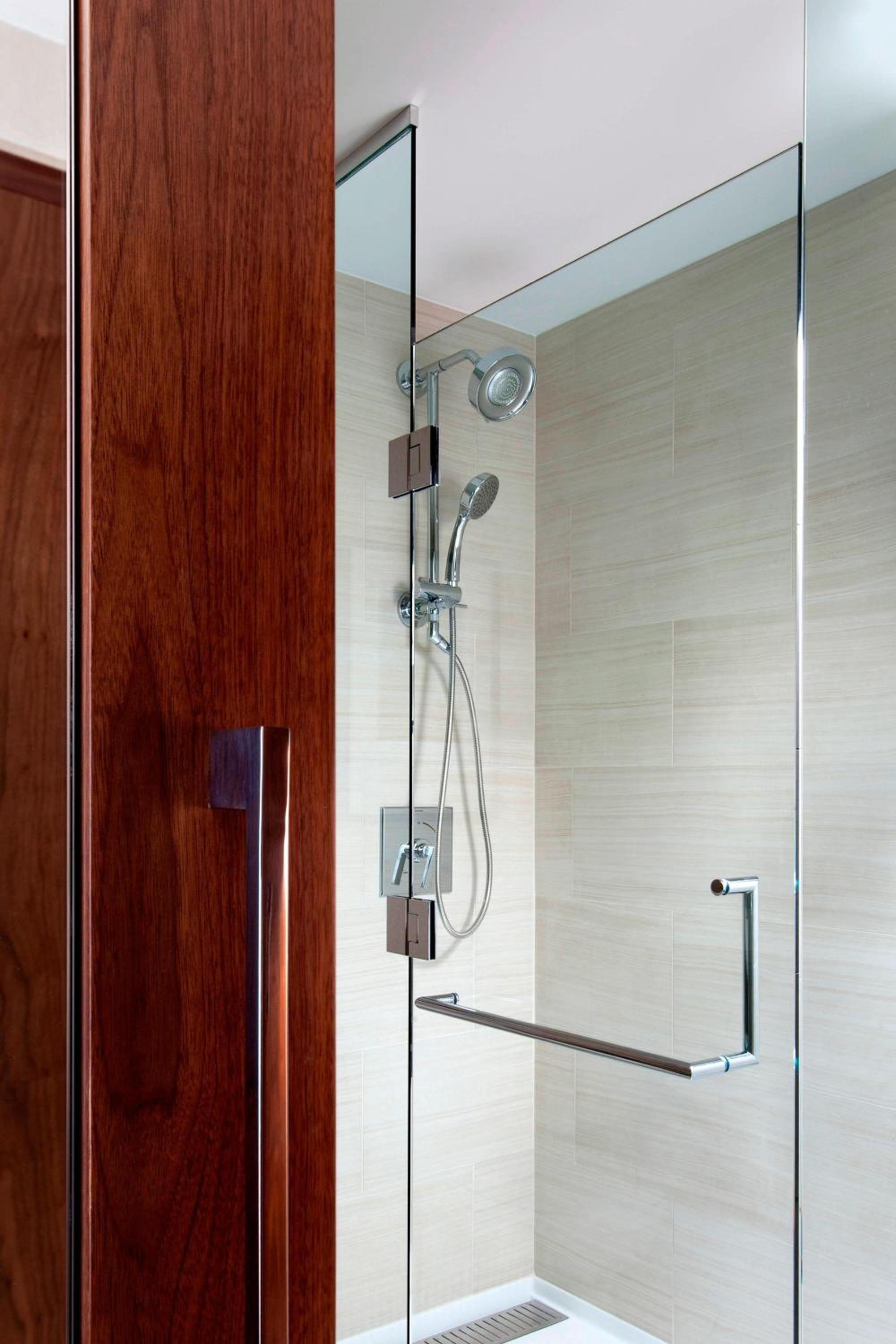 Premium, Club lounge access, Guest room, 1 King, High floor - Photo 5