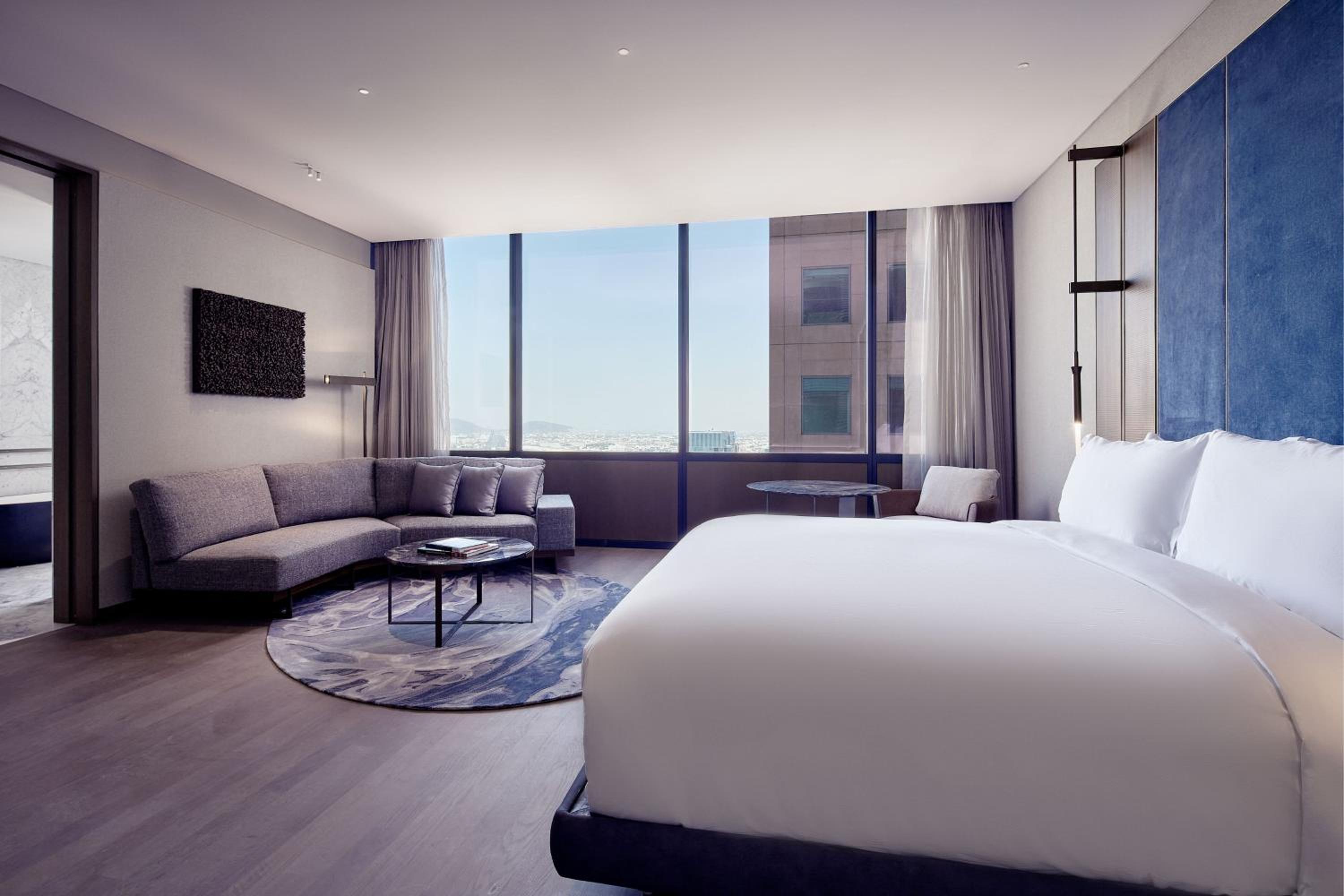 Deluxe Guest Room with 1 King, City view