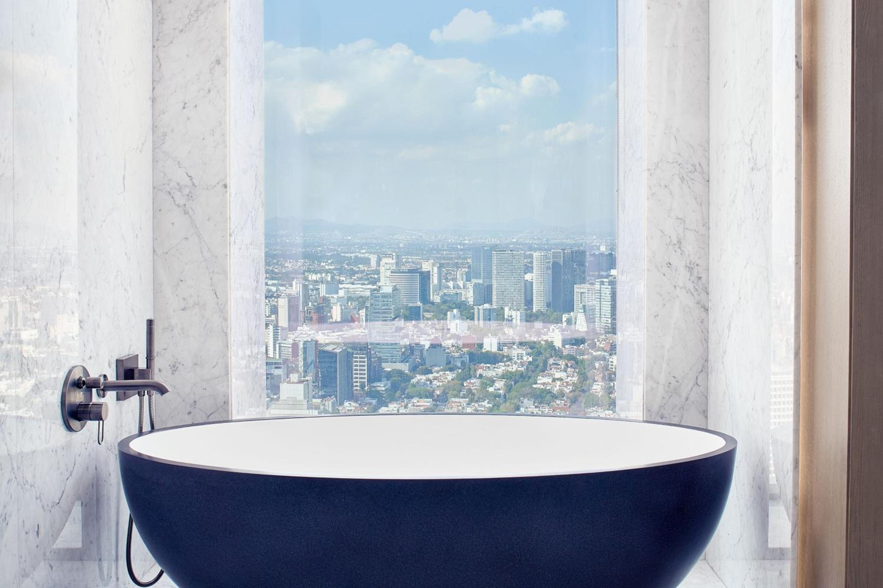 Deluxe Corner Queen Room with Two Queen Beds and City View thumbnail 5