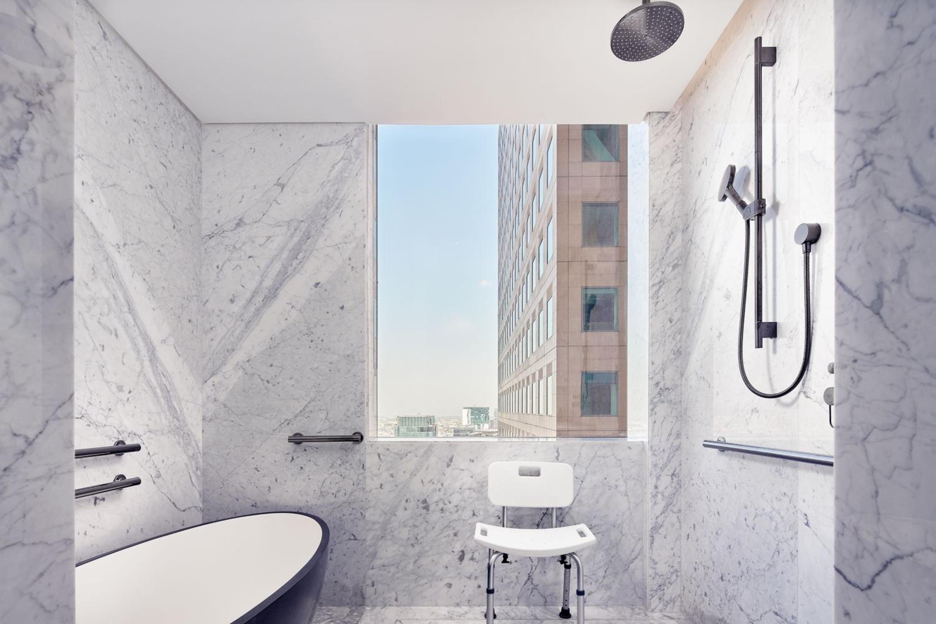 Deluxe Guest Room with 1 King, City view thumbnail 6