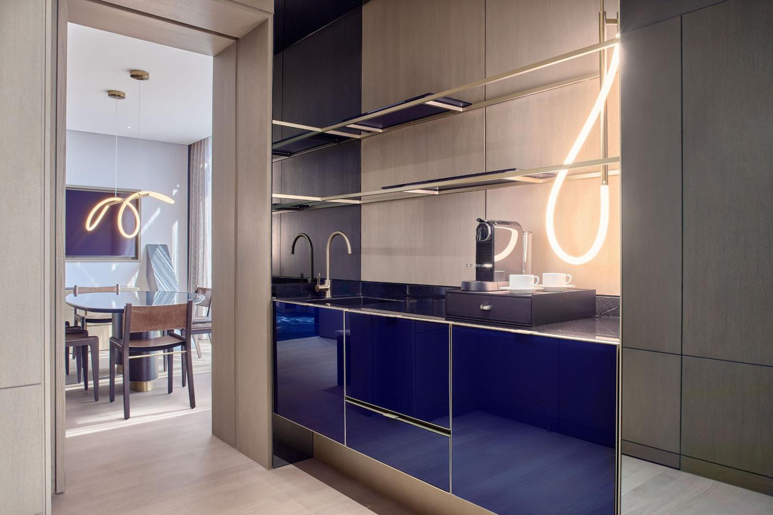 Club lounge access, 1 Bedroom Executive Suite with 1 King thumbnail 6
