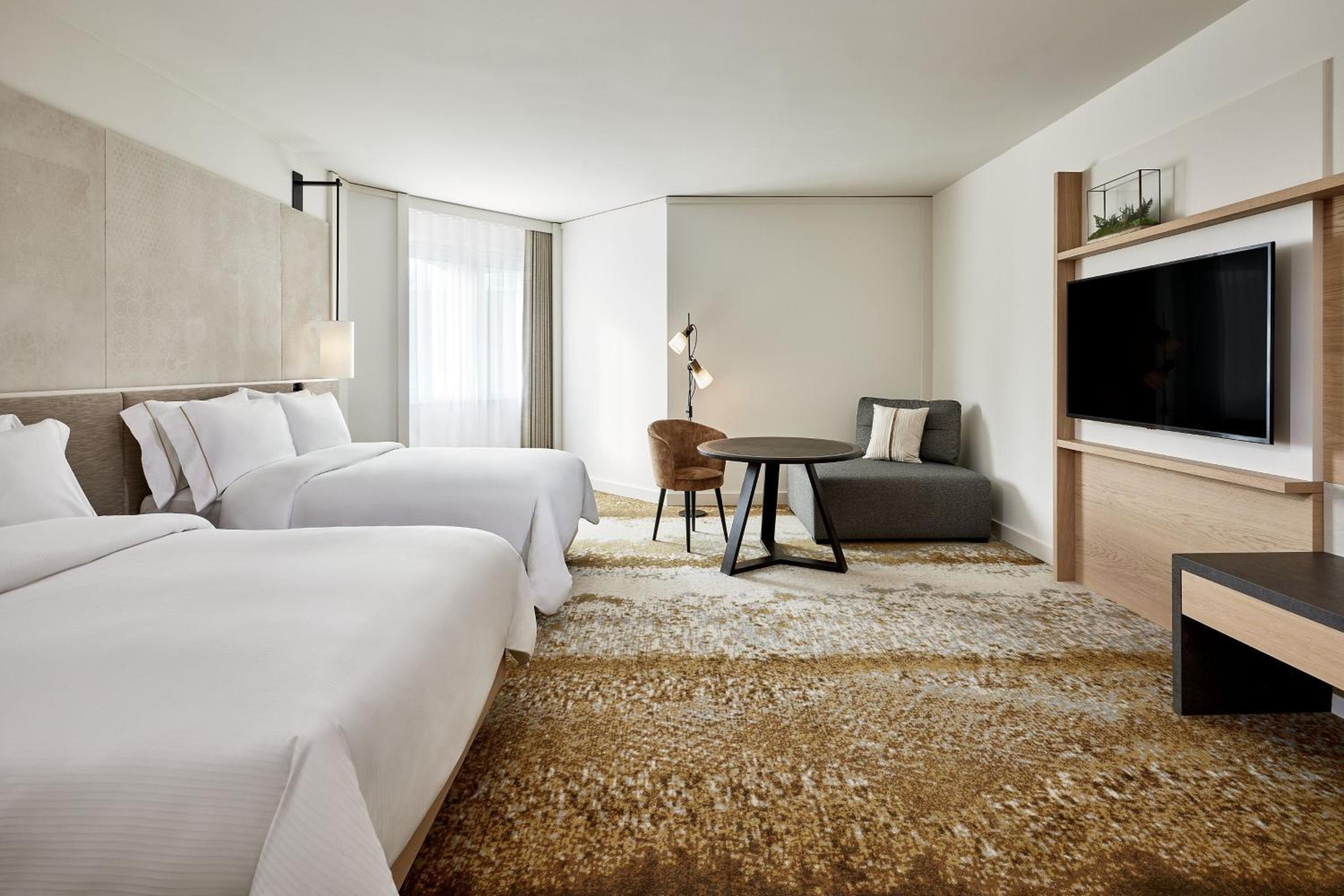 Grand Deluxe Family Room - Photo 1