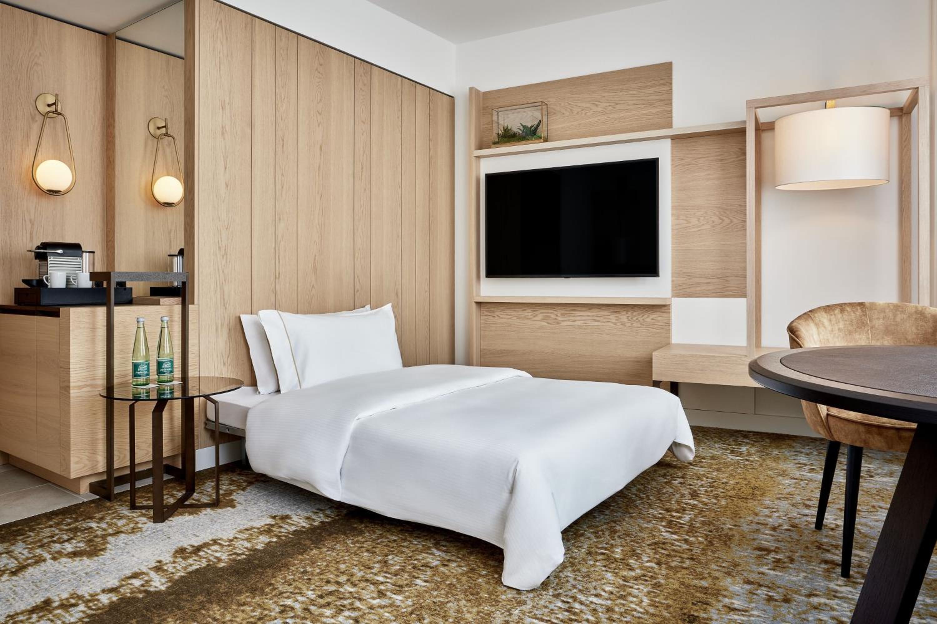 Deluxe King Room - Photo 6