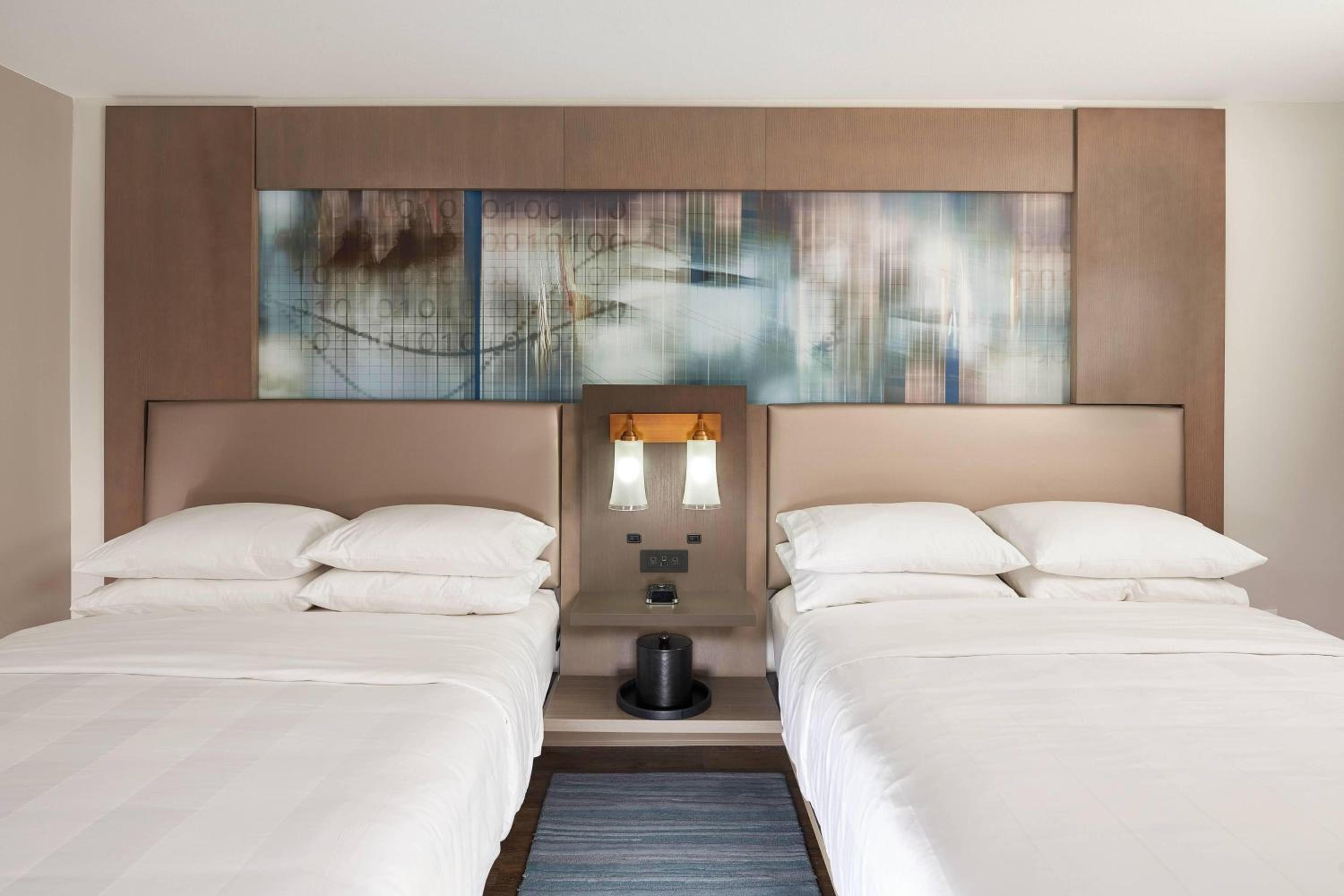 Two Queen Beds, Floors 2-7 - Photo 4