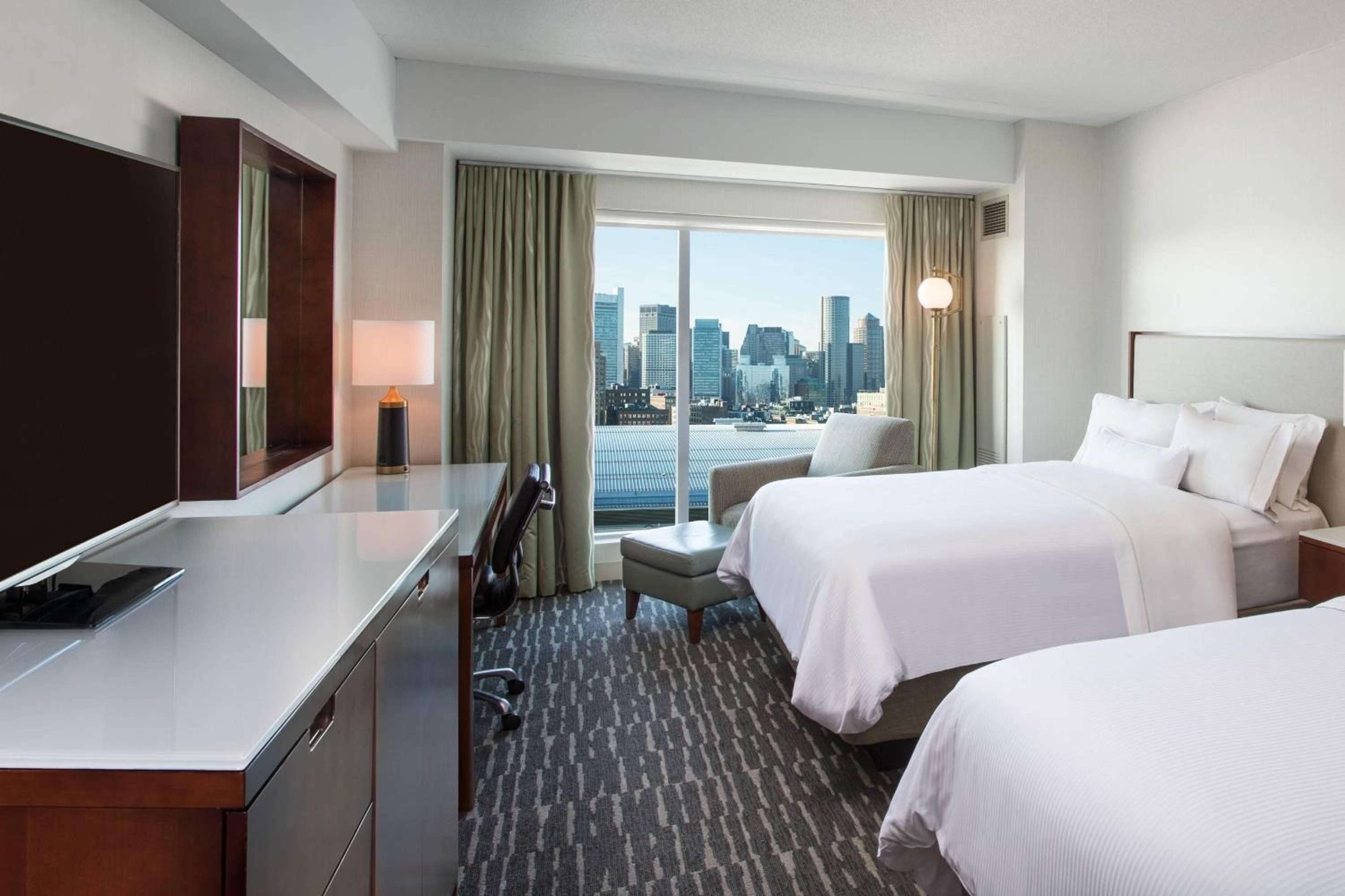 Family Corner Room, Larger Guest room, 2 Double, City view thumbnail 6