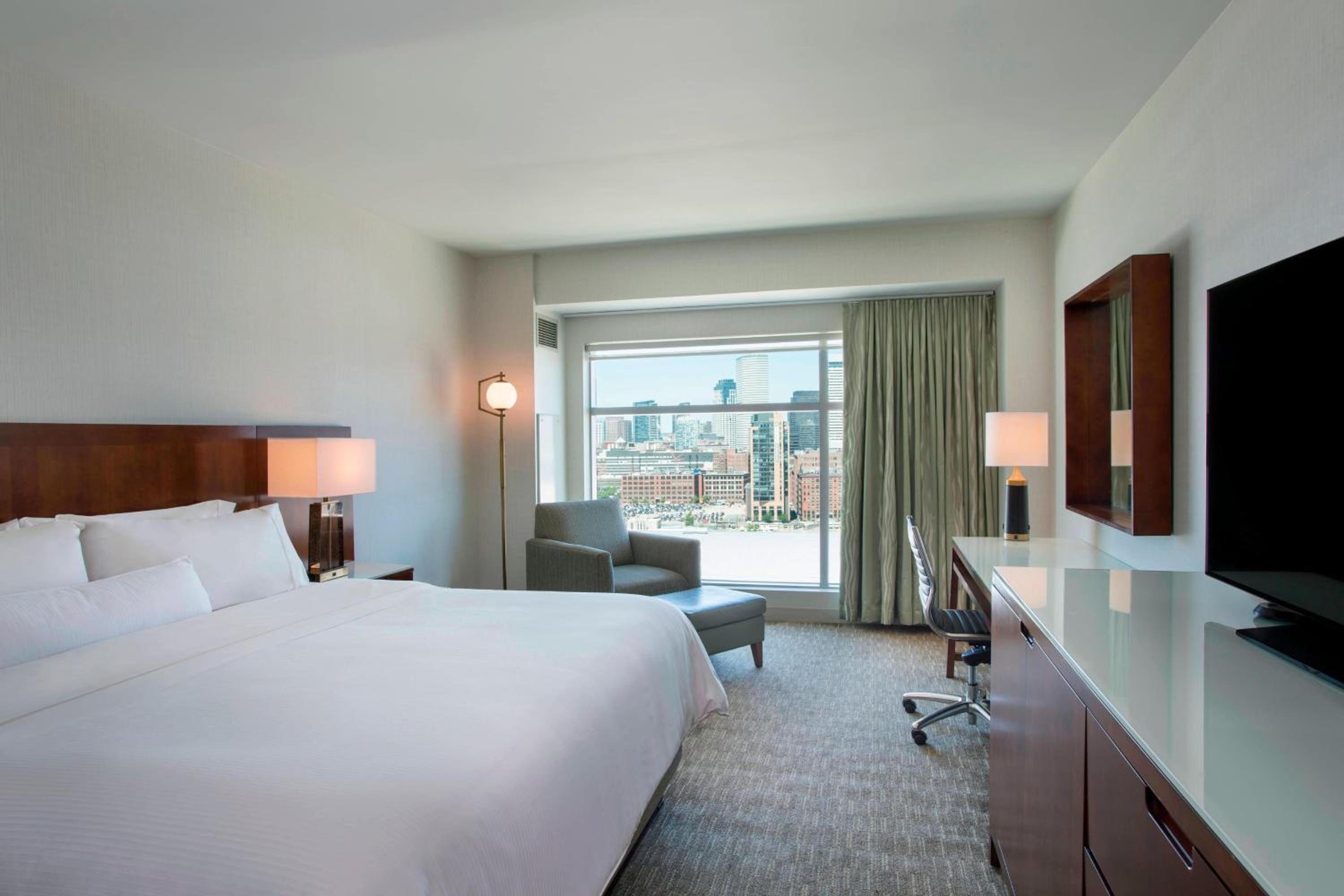 Guest room, 1 King, Boston Skyline view thumbnail 6