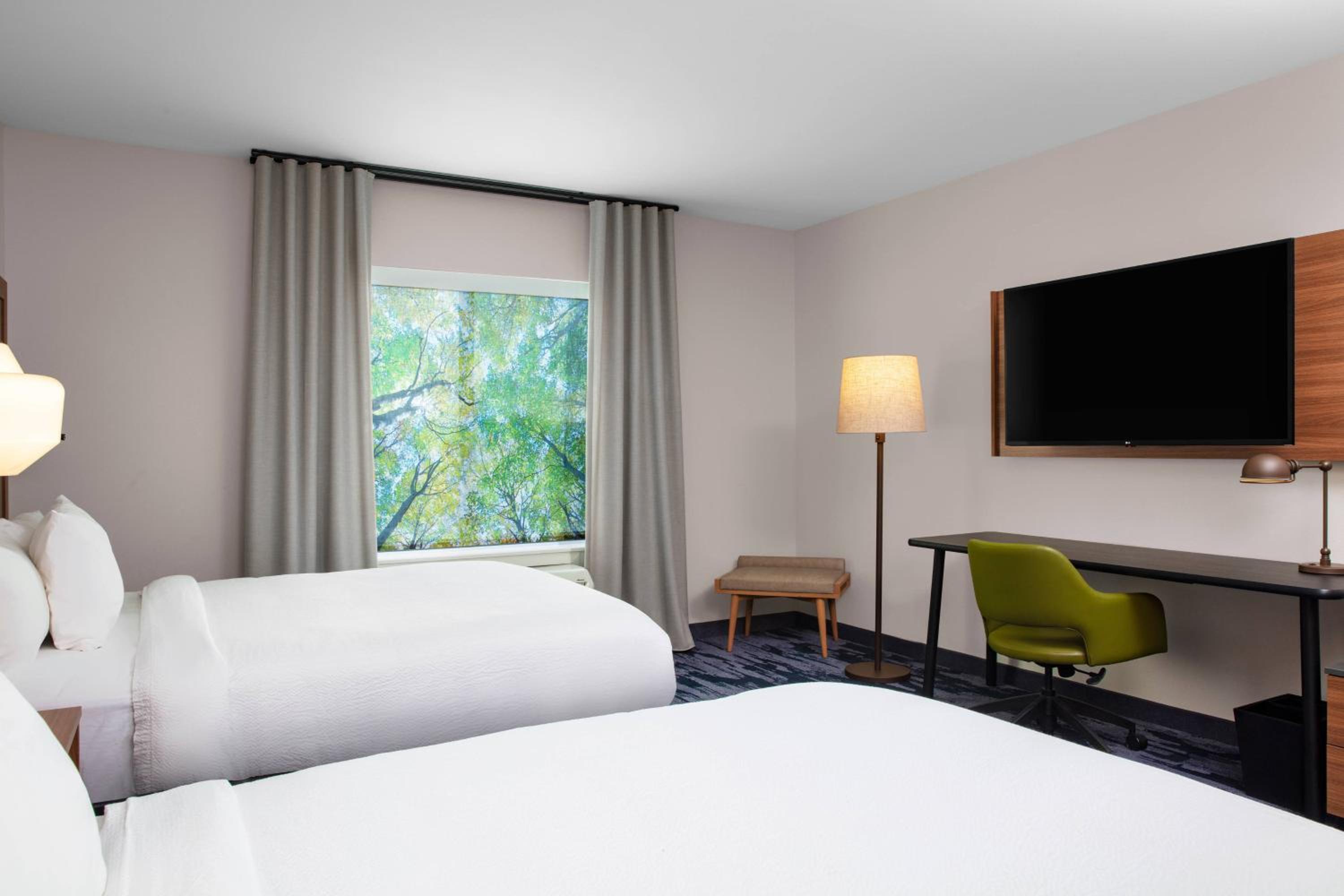Standard Queen Room with Two Queen Beds - Photo 10