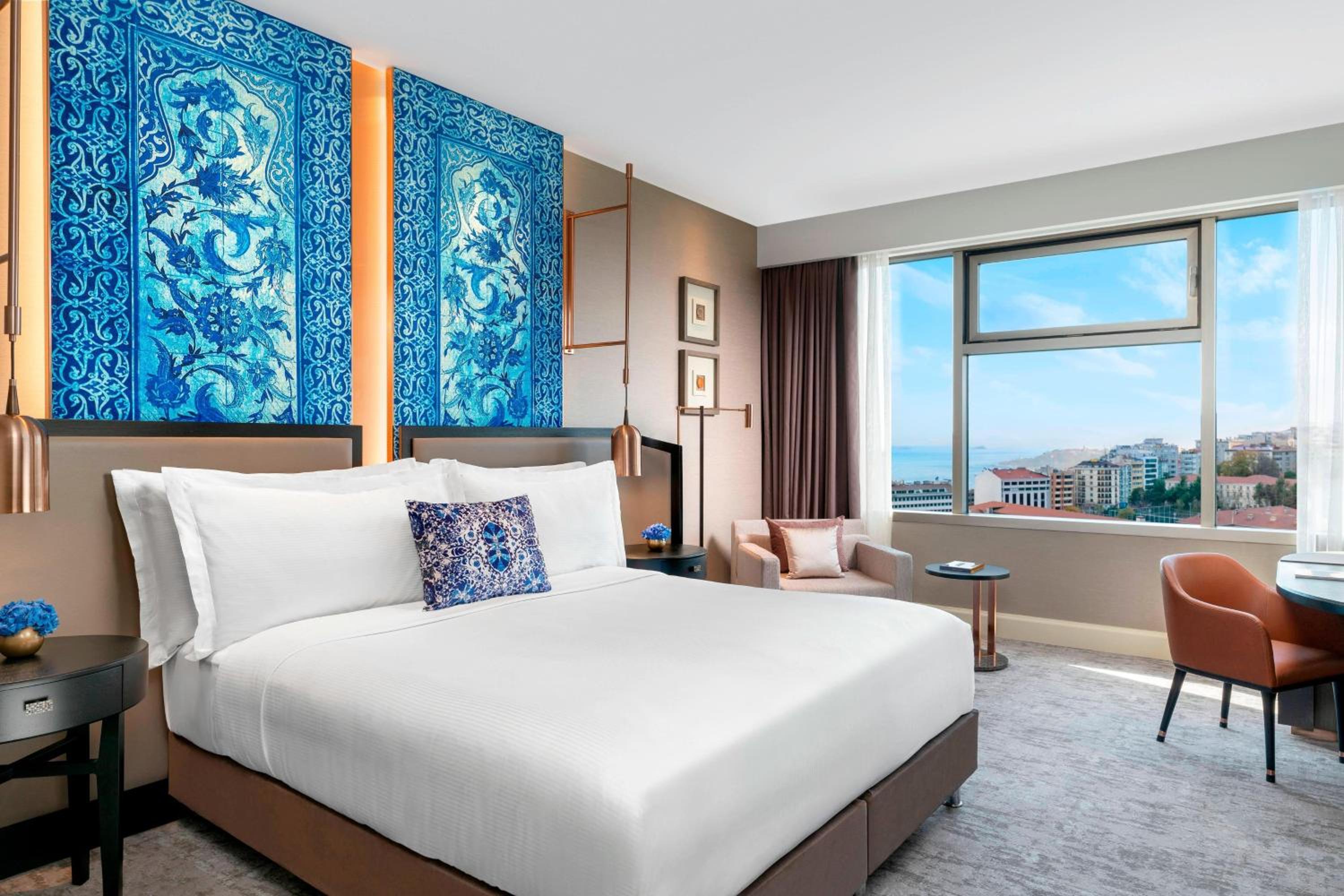 Club King Room with Partial Bosphorus View and Lounge Access photo 1