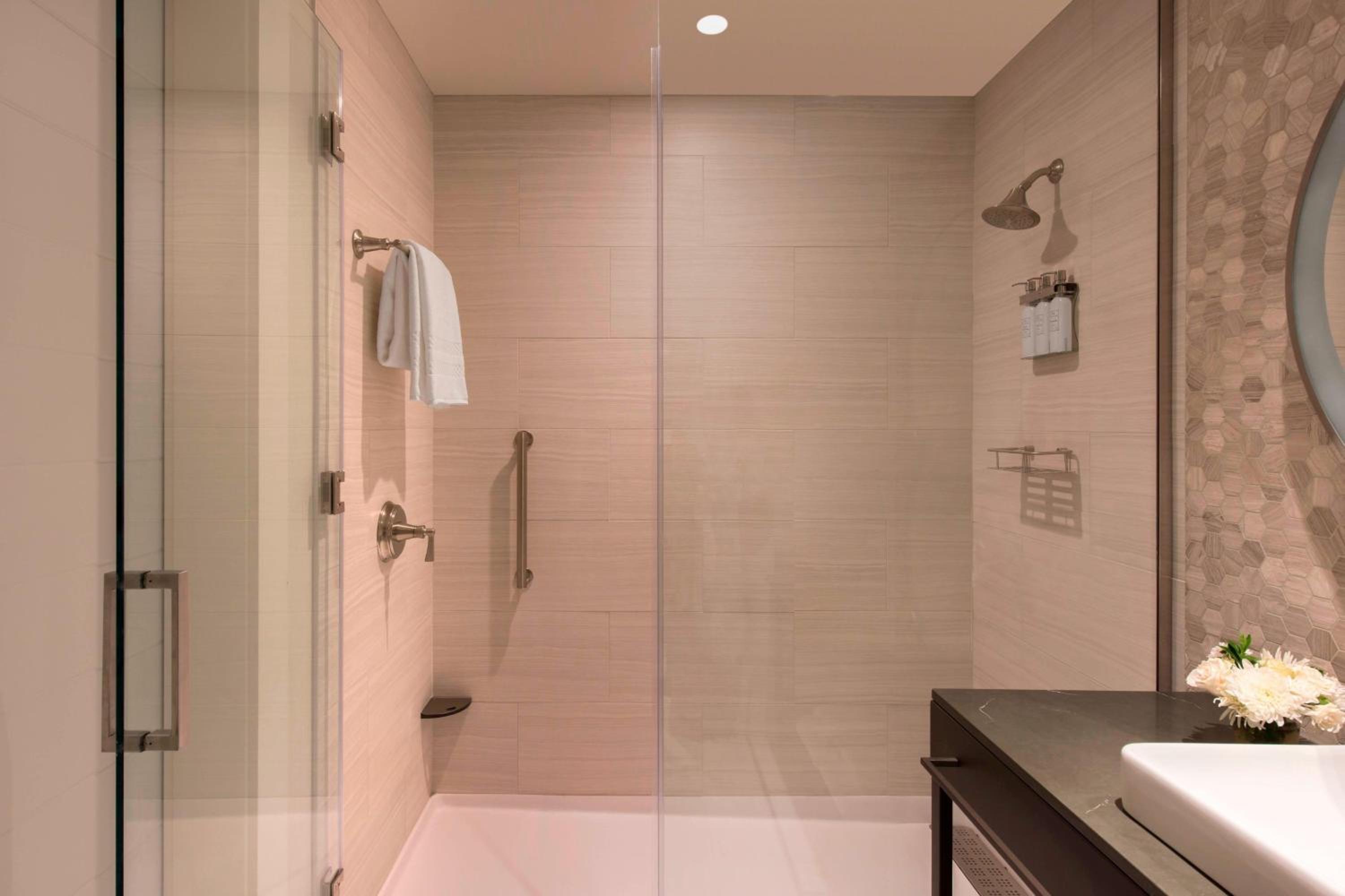 Superior Executive King Room - Mobility Accessible/Roll-in Shower photo 3