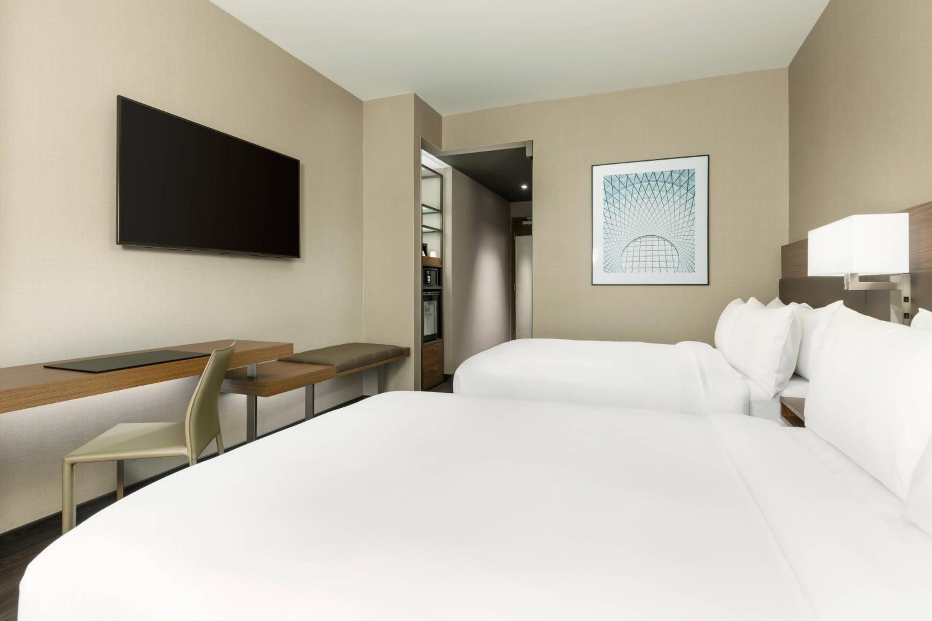 Double Room with Two Double Beds and City View photo 3