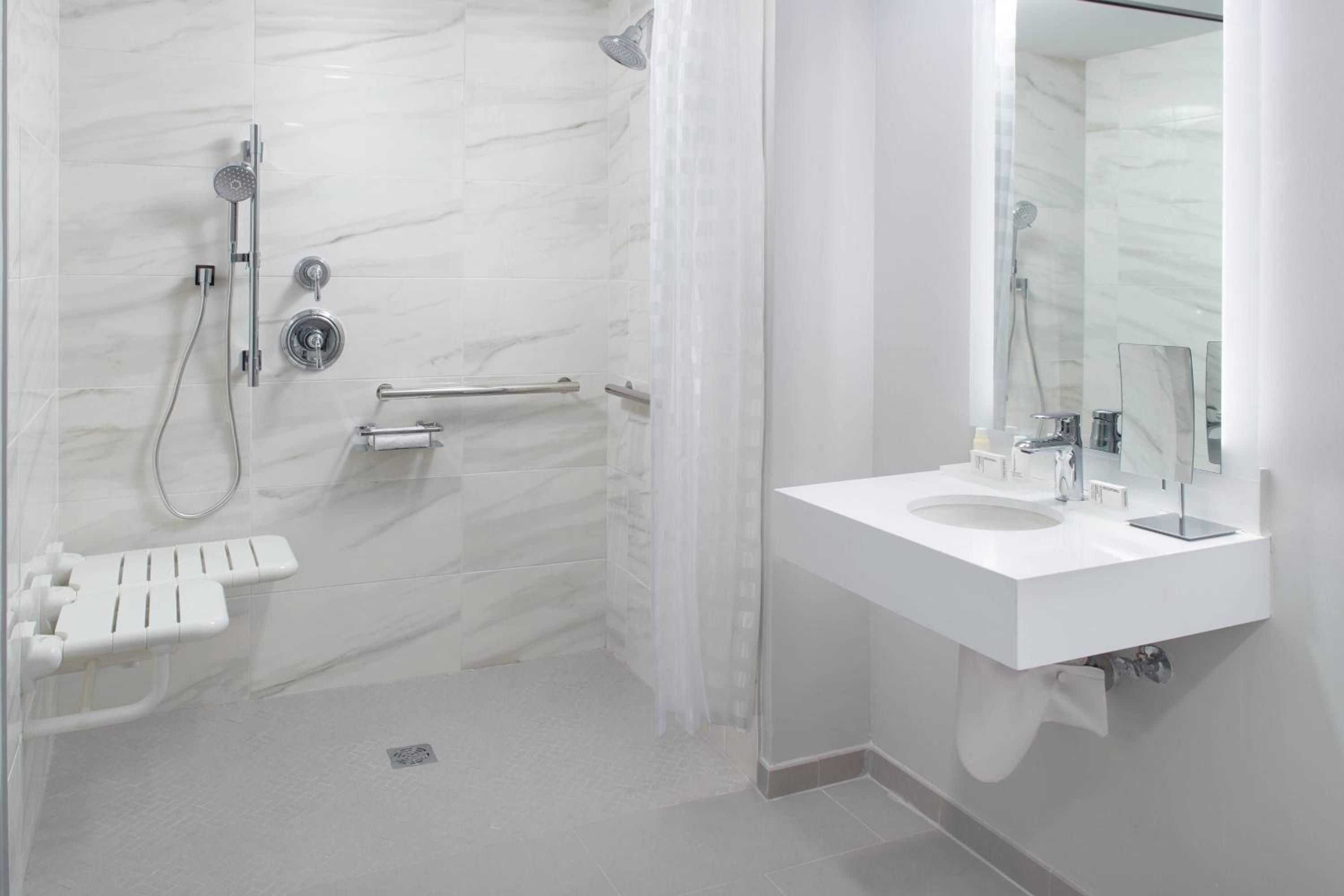 King Room with Balcony, Bay View and Roll-in Shower - Mobility Accessible photo 2