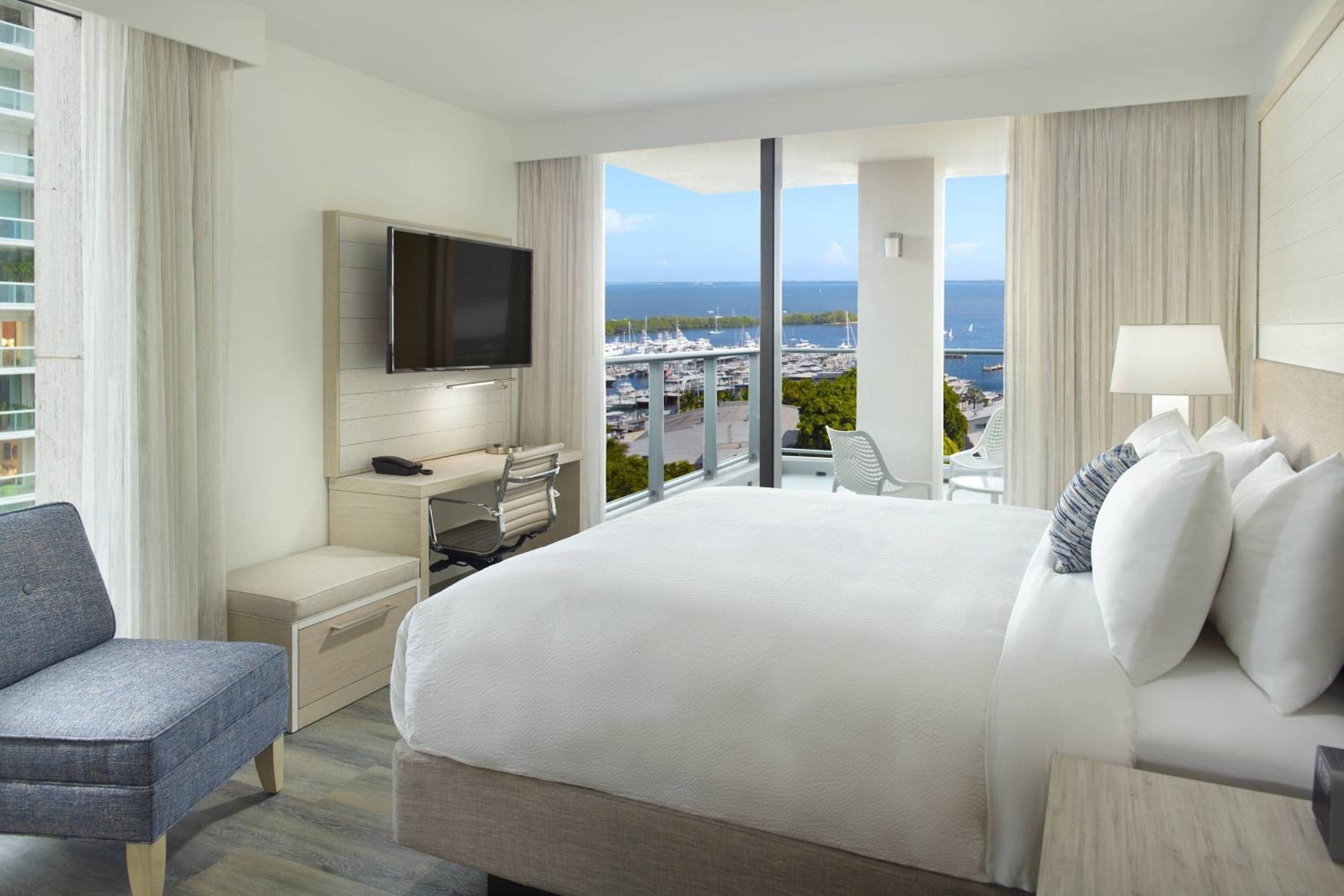 King Room with Balcony, Bay View and Roll-in Shower - Mobility Accessible photo 1