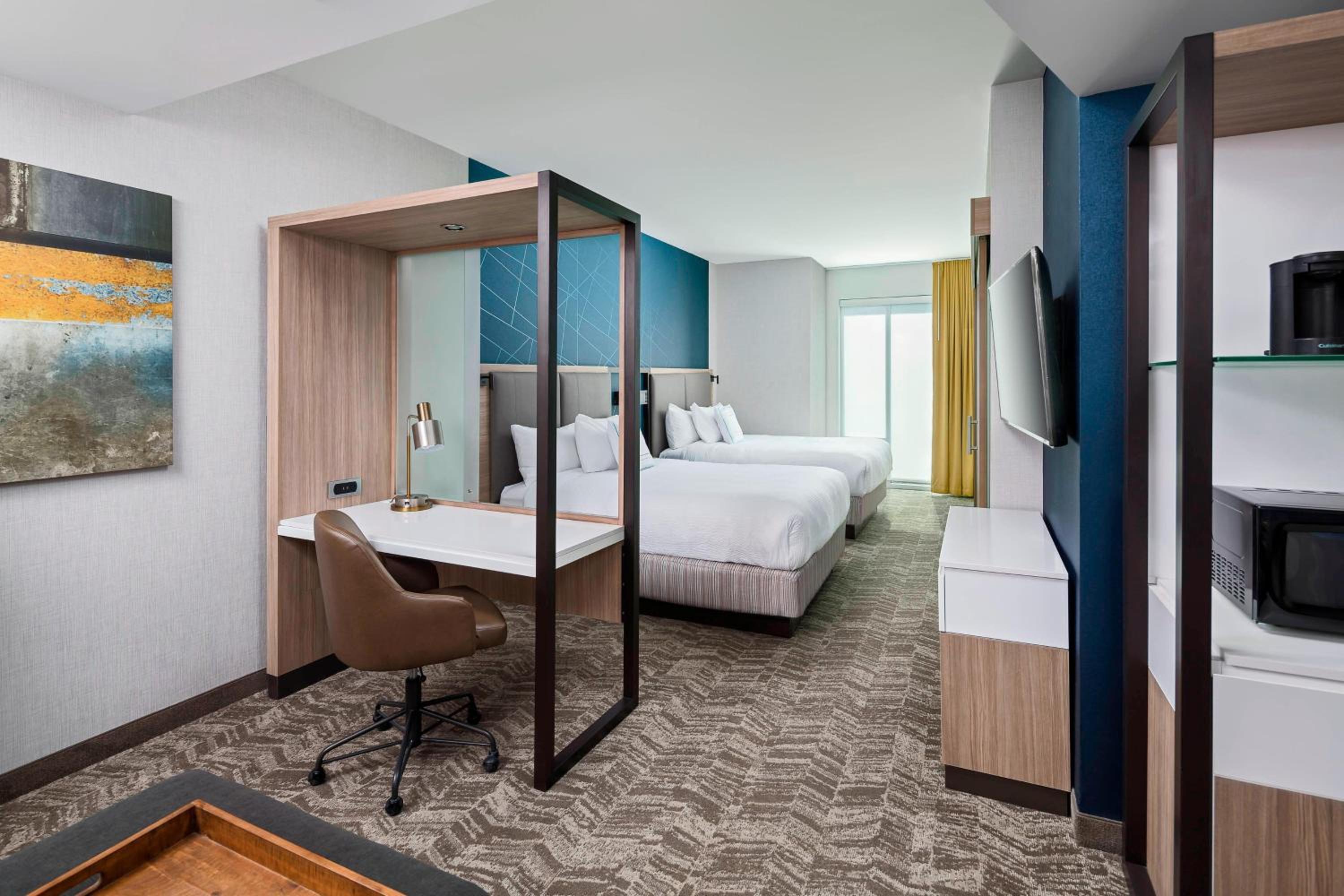 Queen Room with Two Queen Beds and Sofa Bed - Photo 4