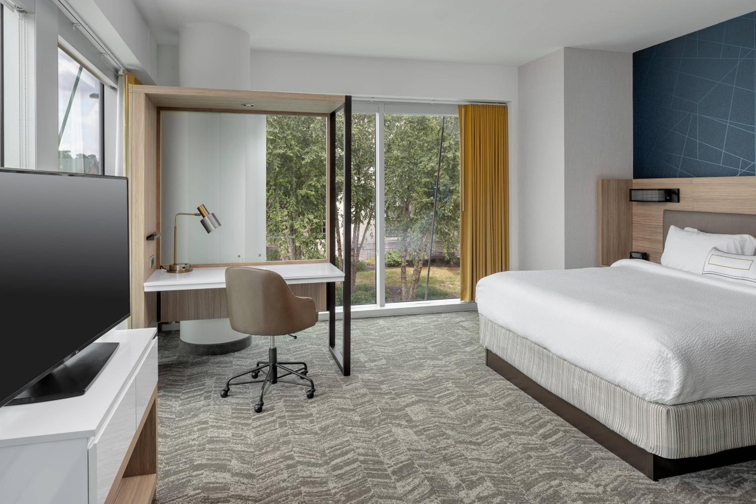 Larger King Room with Sofa Bed - Photo 3